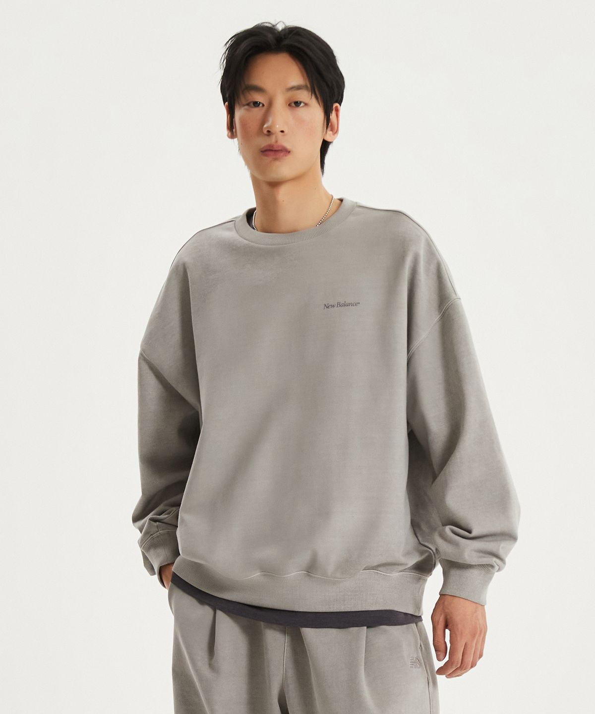 뉴발란스(NEW BALANCE) NBNCG11233 / UNI Ndurance 레터링 워시드 논기모 맨투맨 (ASH GRAY)