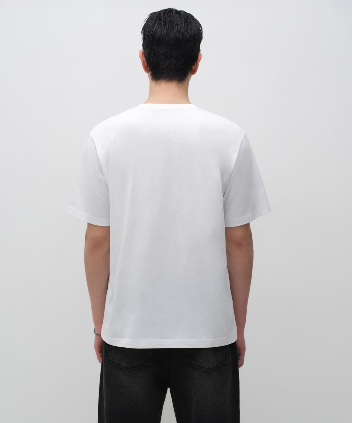 무신사 스탠다드(MUSINSA STANDARD) 레귤러 크루 넥 티셔츠 [화이트]