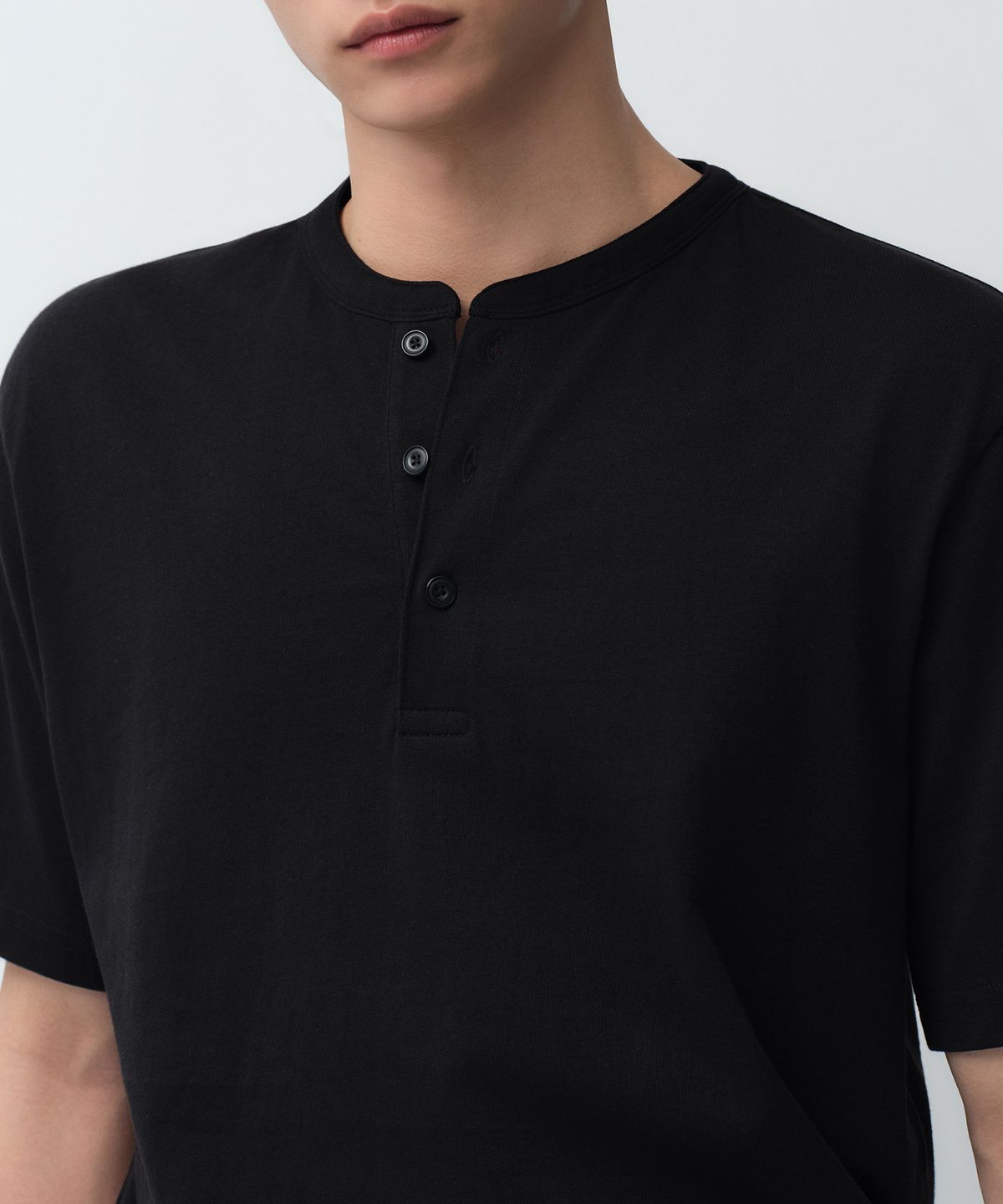무신사 스탠다드(MUSINSA STANDARD) 헨리 넥 티셔츠 [블랙]