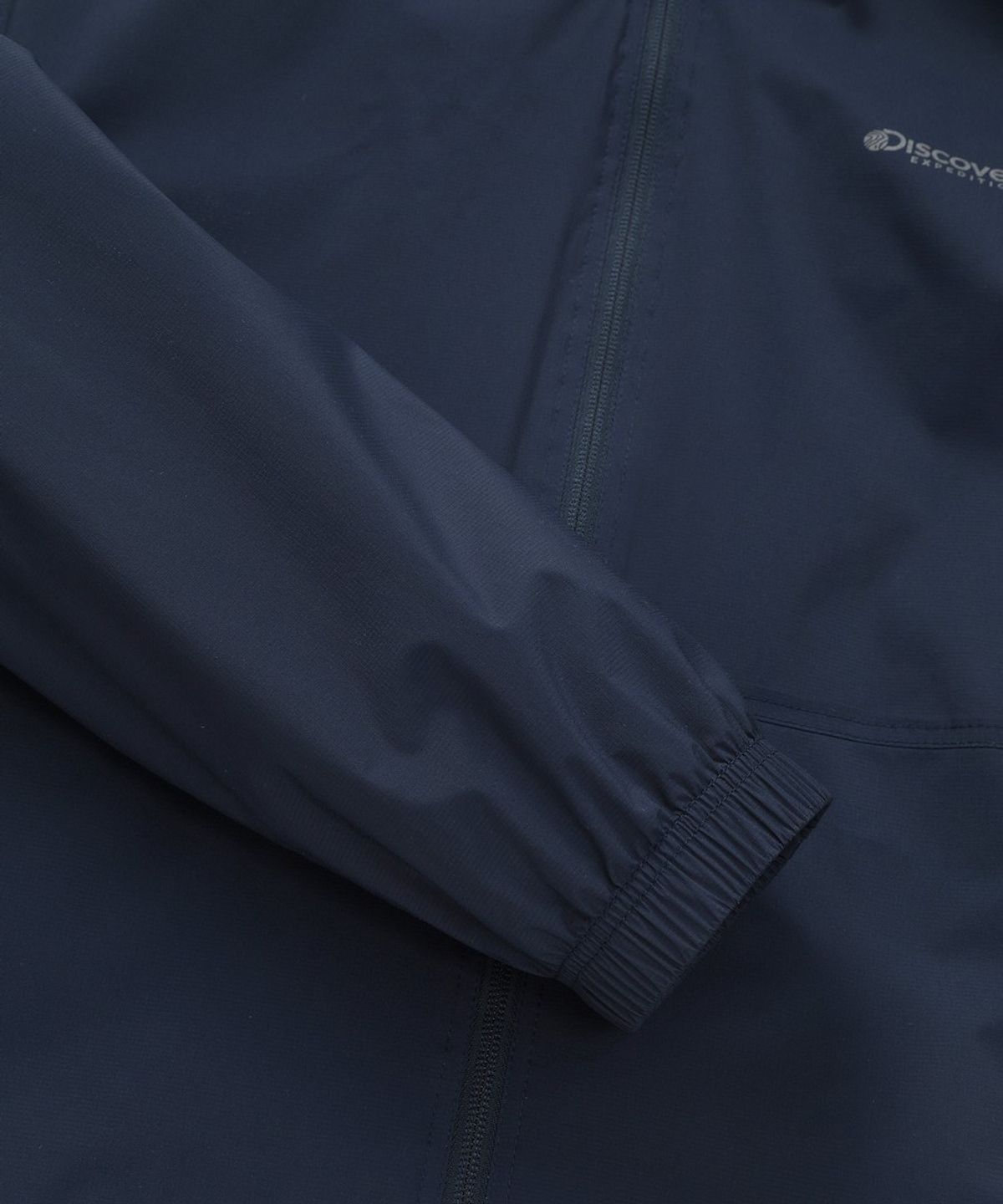디스커버리 익스페디션(DISCOVERY EXPEDITION) 남성 기능성 2L 우븐 트레이닝 후드 자켓 (D/NAVY)