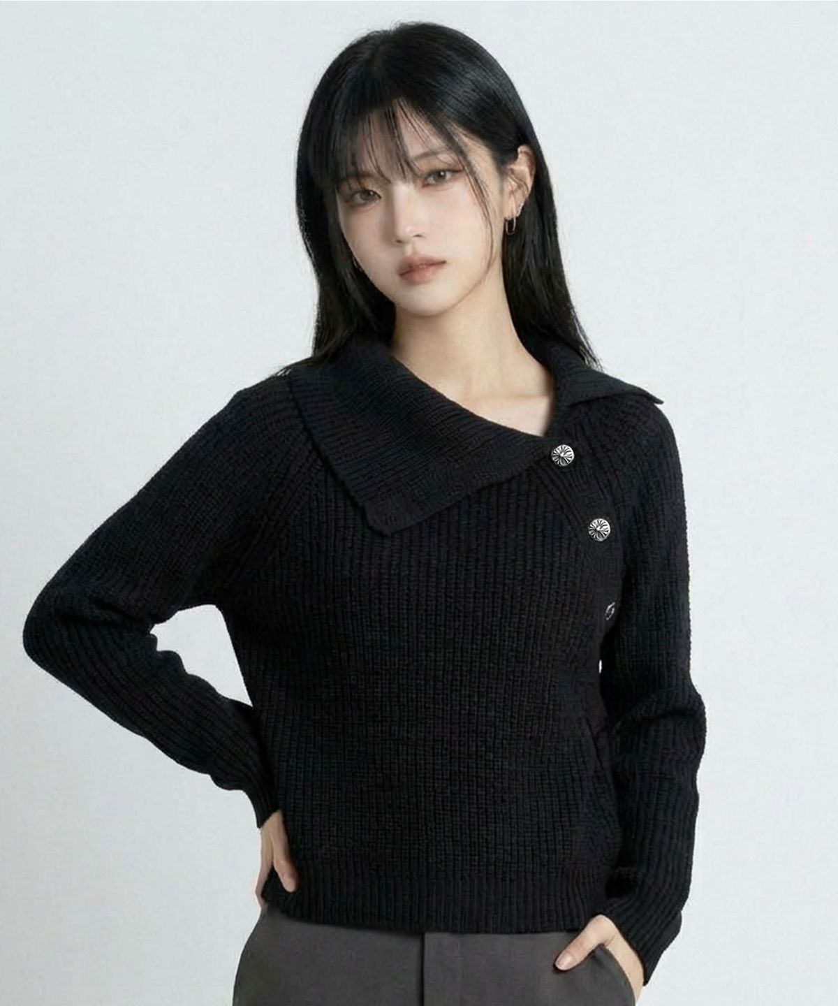 다미쉬(DAMISH) 오블리크 카라 크로스 버튼 니트_블랙