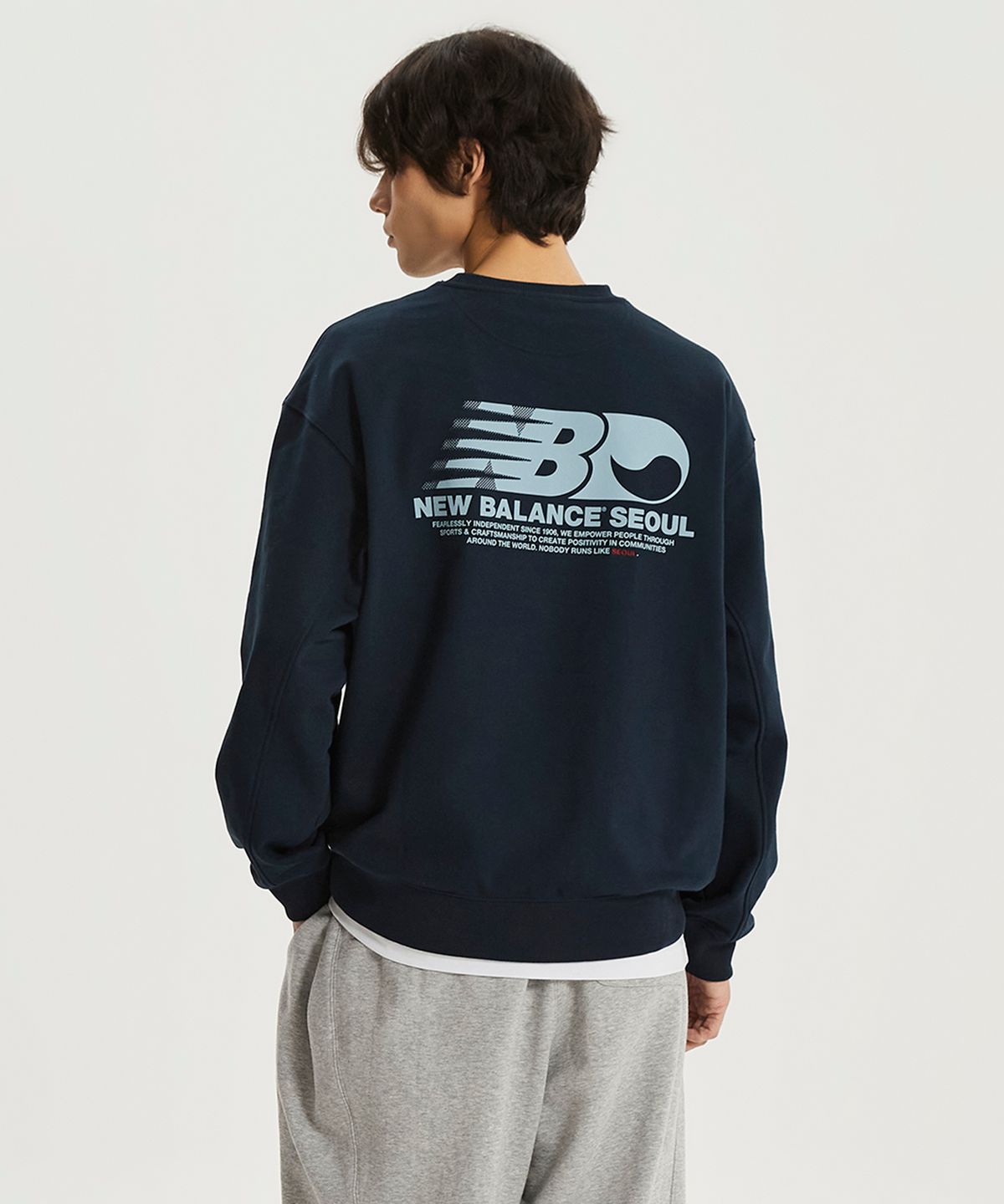 뉴발란스(NEW BALANCE) NBNCF4A023 / UNI NB 서울 익스클루시브 맨투맨 (NAVY)