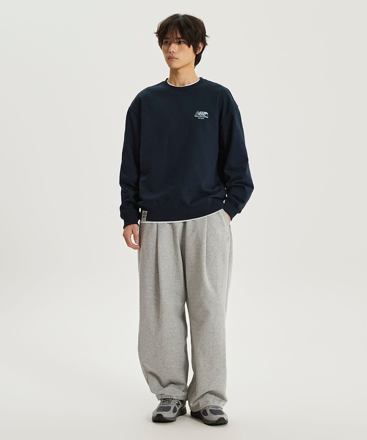 뉴발란스(NEW BALANCE) NBNCF4A023 / UNI NB 서울 익스클루시브 맨투맨 (NAVY)
