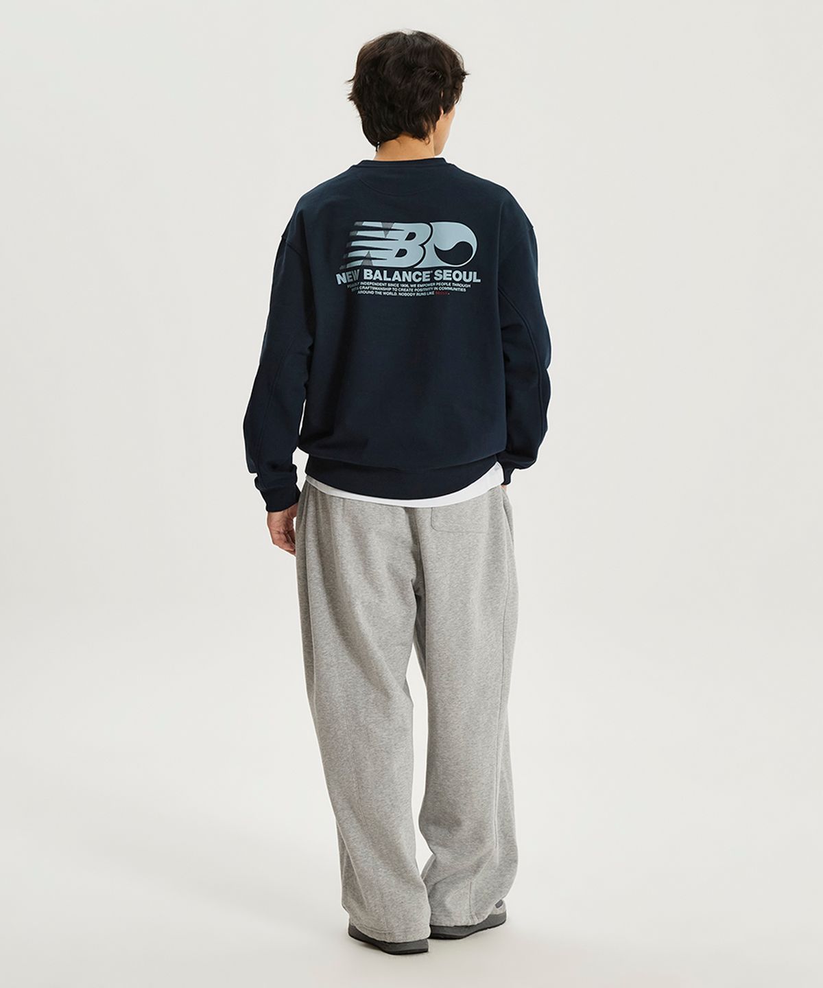 뉴발란스(NEW BALANCE) NBNCF4A023 / UNI NB 서울 익스클루시브 맨투맨 (NAVY)