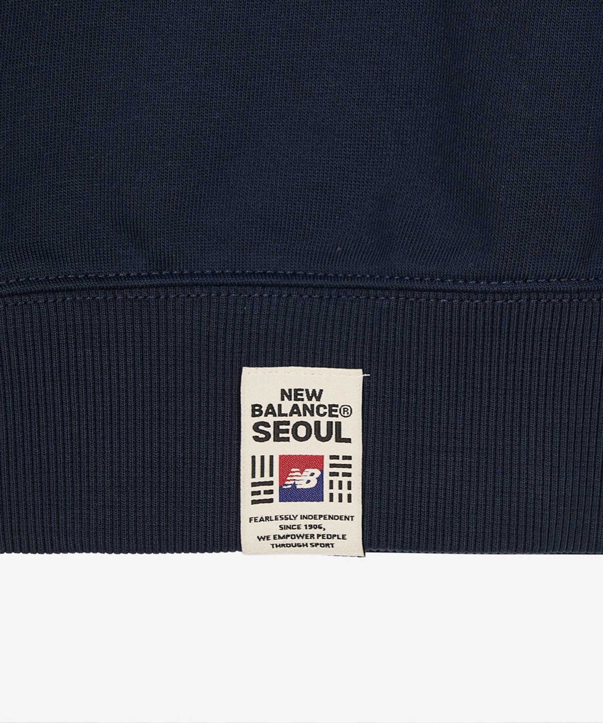 뉴발란스(NEW BALANCE) NBNCF4A023 / UNI NB 서울 익스클루시브 맨투맨 (NAVY)