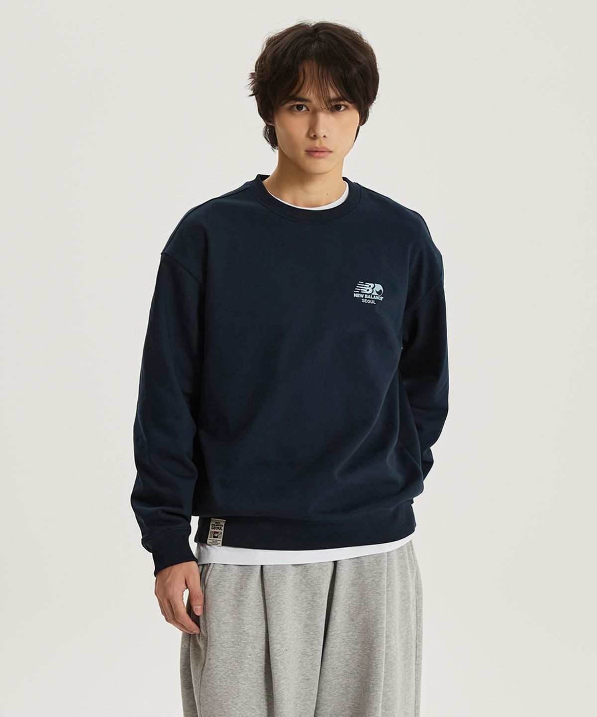 뉴발란스(NEW BALANCE) NBNCF4A023 / UNI NB 서울 익스클루시브 맨투맨 (NAVY)