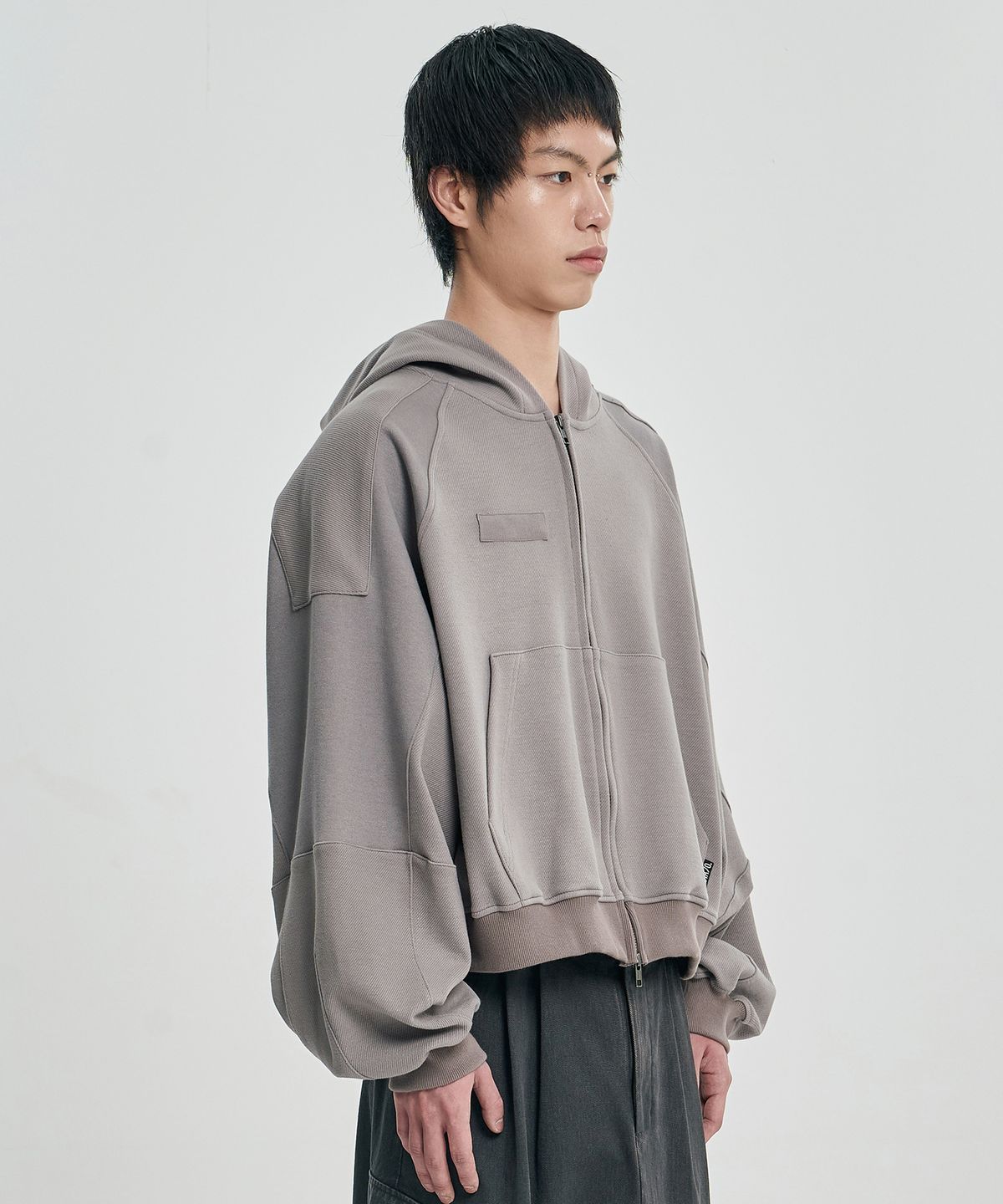 아조바이아조(AJOBYAJO) [POG:SERVICE x AJOBYAJO] Inside Out Panel Cropped Zip-Up Hoodie [GREY]