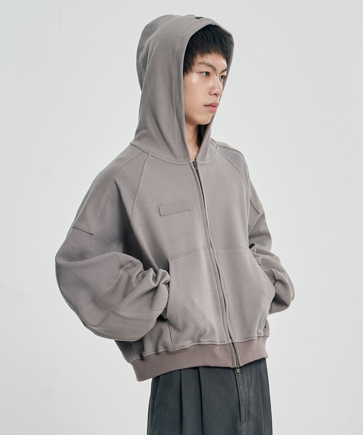 아조바이아조(AJOBYAJO) [POG:SERVICE x AJOBYAJO] Inside Out Panel Cropped Zip-Up Hoodie [GREY]