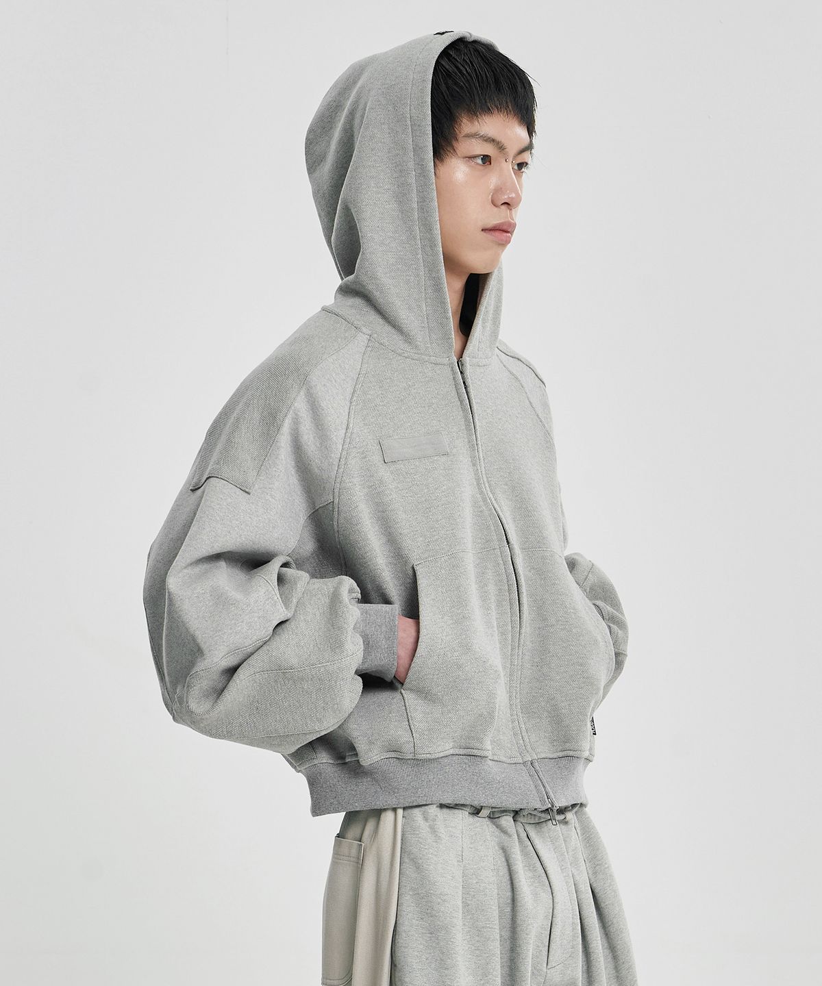 아조바이아조(AJOBYAJO) [POG:SERVICE x AJOBYAJO] Inside Out Panel Cropped Zip-Up Hoodie [MELANGE GREY]