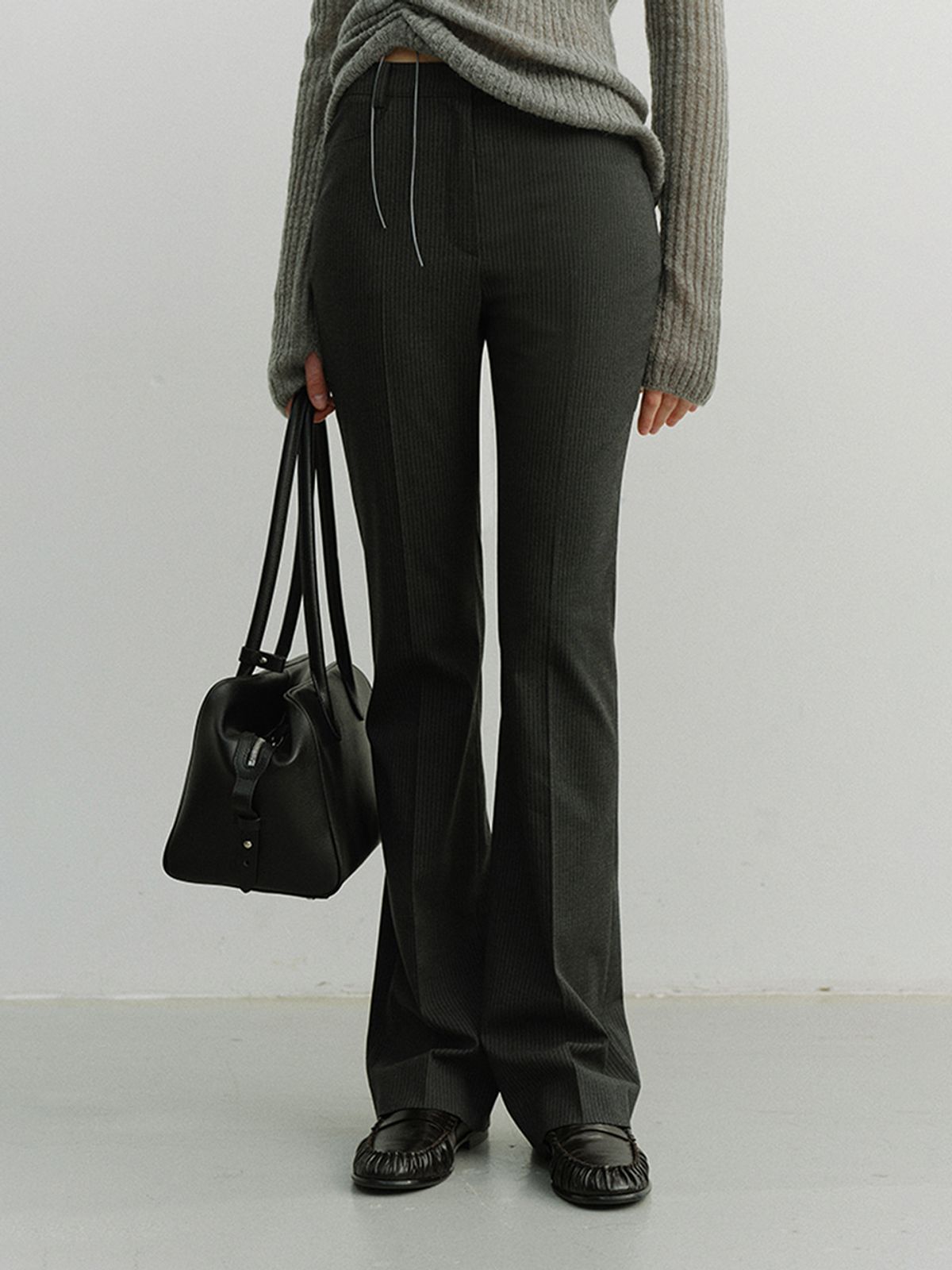 던스트(DUNST) SEMI BOOT-CUT SLIM SLACKS_UDPA6A201_CHARCOAL STRIPE