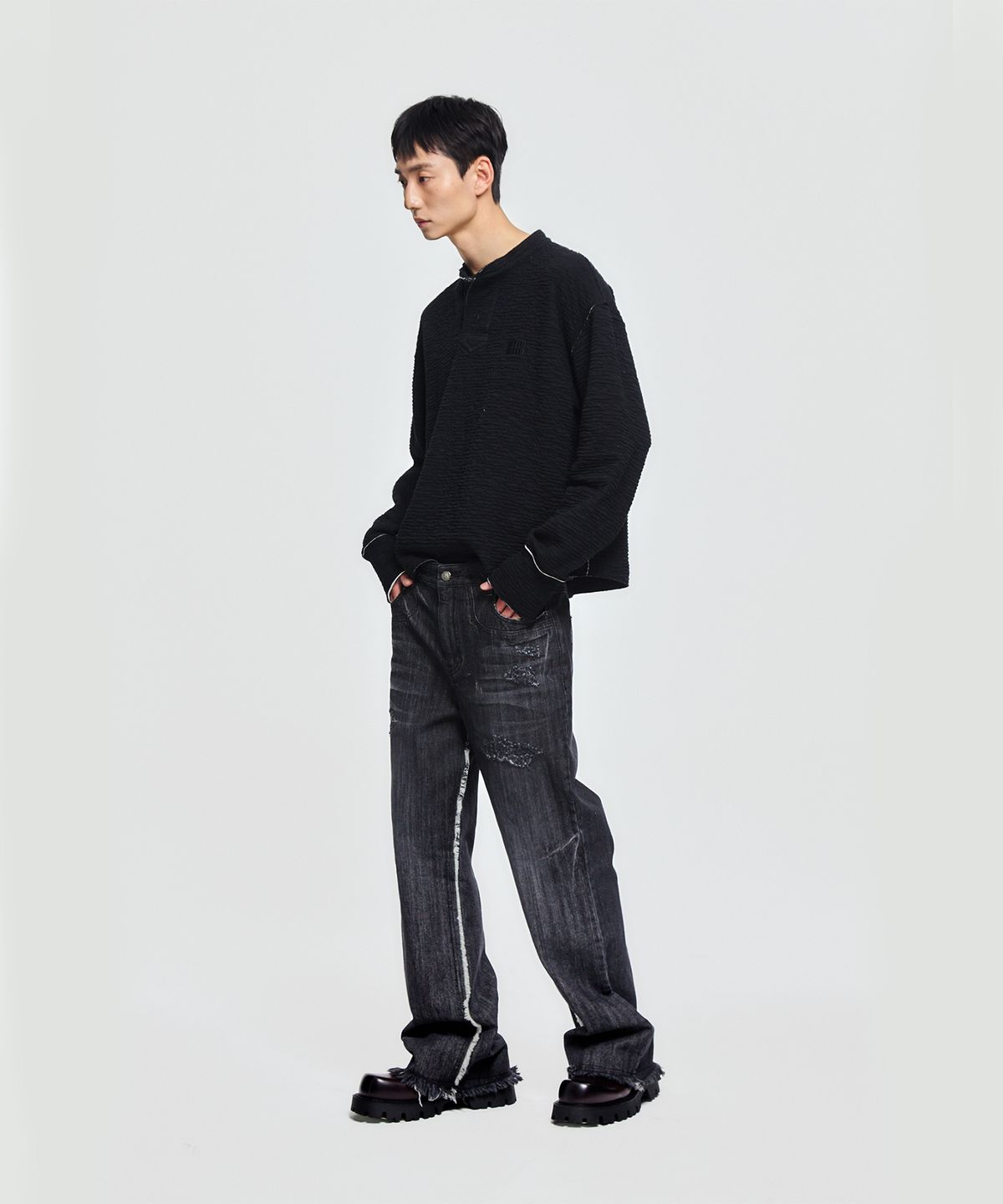 엠티더블유(MTW) 와이드 크롭 플리츠 텍스쳐 아트웍 티셔츠