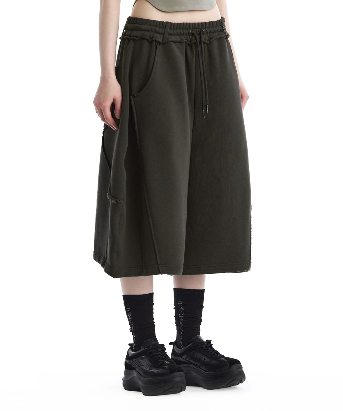 트리밍버드(TREEMINGBIRD) TMB Raw Cut Balloon Bermuda Set-Up Shorts [ Khaki ]