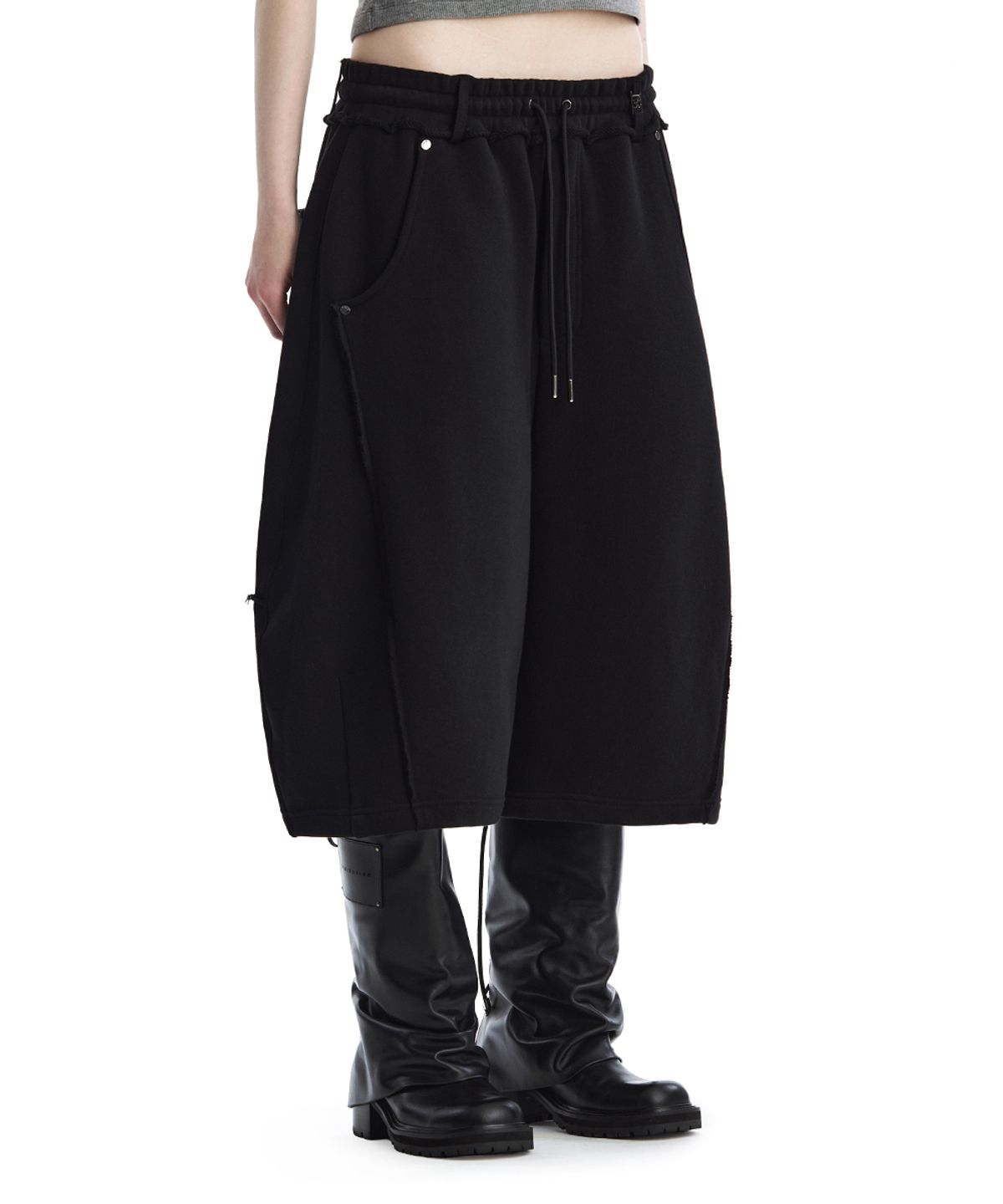 트리밍버드(TREEMINGBIRD) TMB Raw Cut Balloon Bermuda Set-Up Shorts [ Black ]