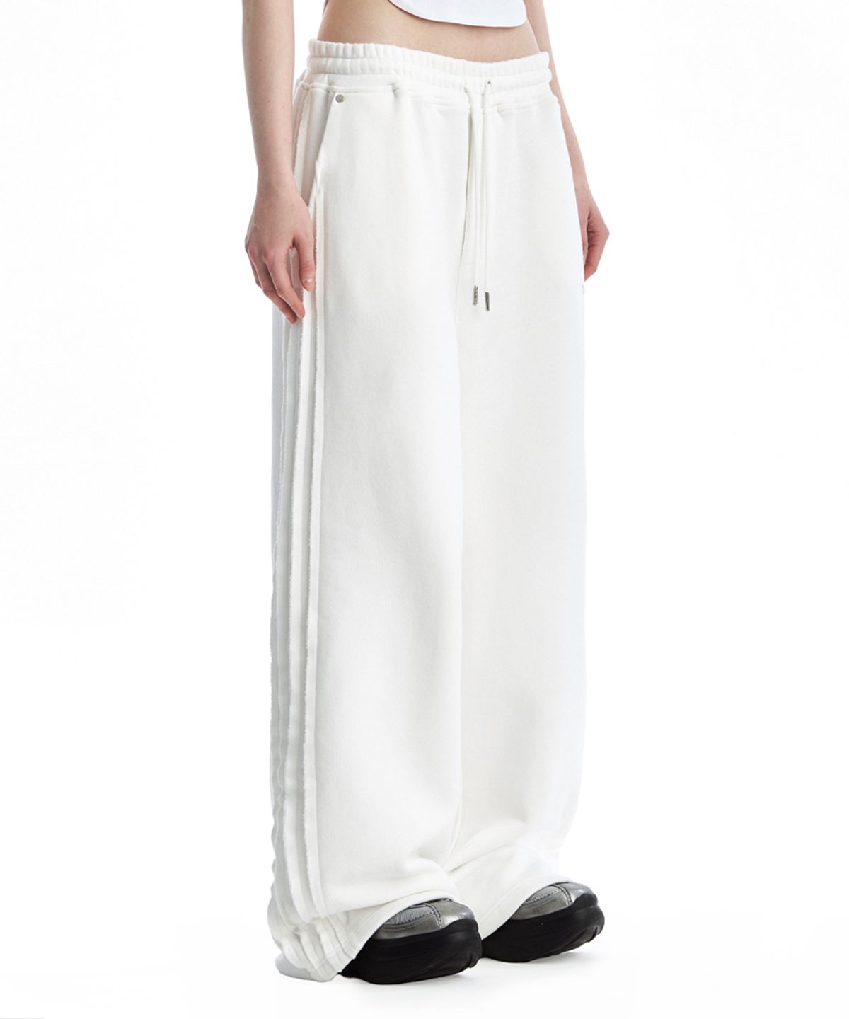 트리밍버드(TREEMINGBIRD) TMB Raw Cut Sweat Set-Up Pants [ White ]