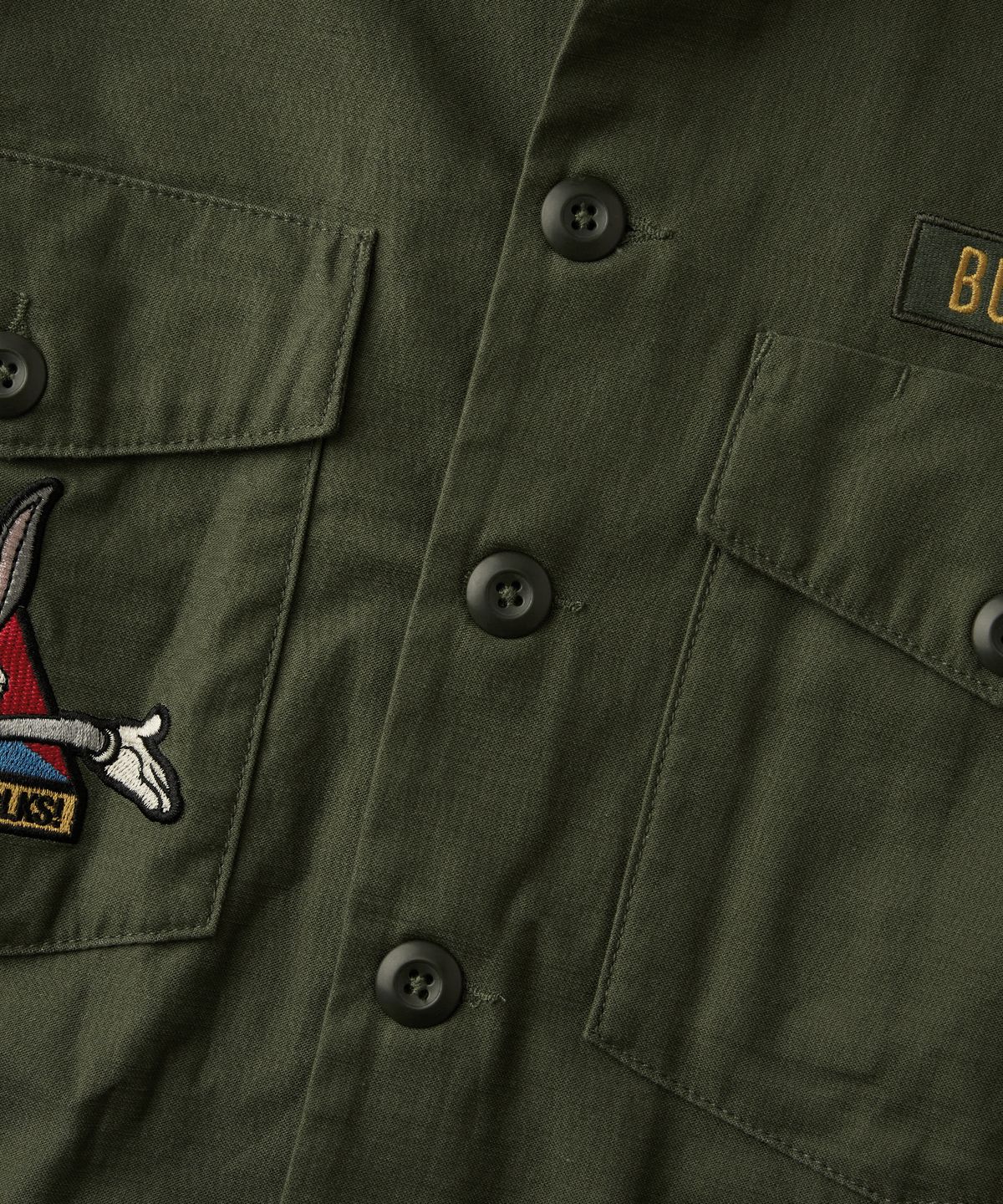 아웃스탠딩(OUTSTANDING) [LOONEY TUNES] WAPPEN FATIGUE SHIRT_OLIVE GREEN