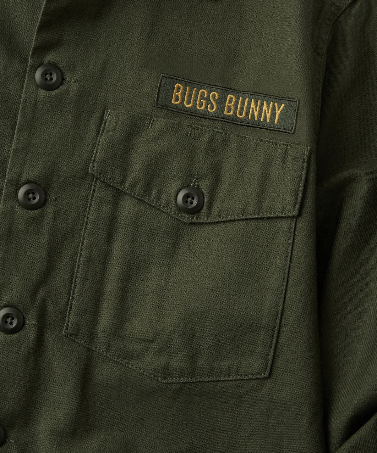 아웃스탠딩(OUTSTANDING) [LOONEY TUNES] WAPPEN FATIGUE SHIRT_OLIVE GREEN