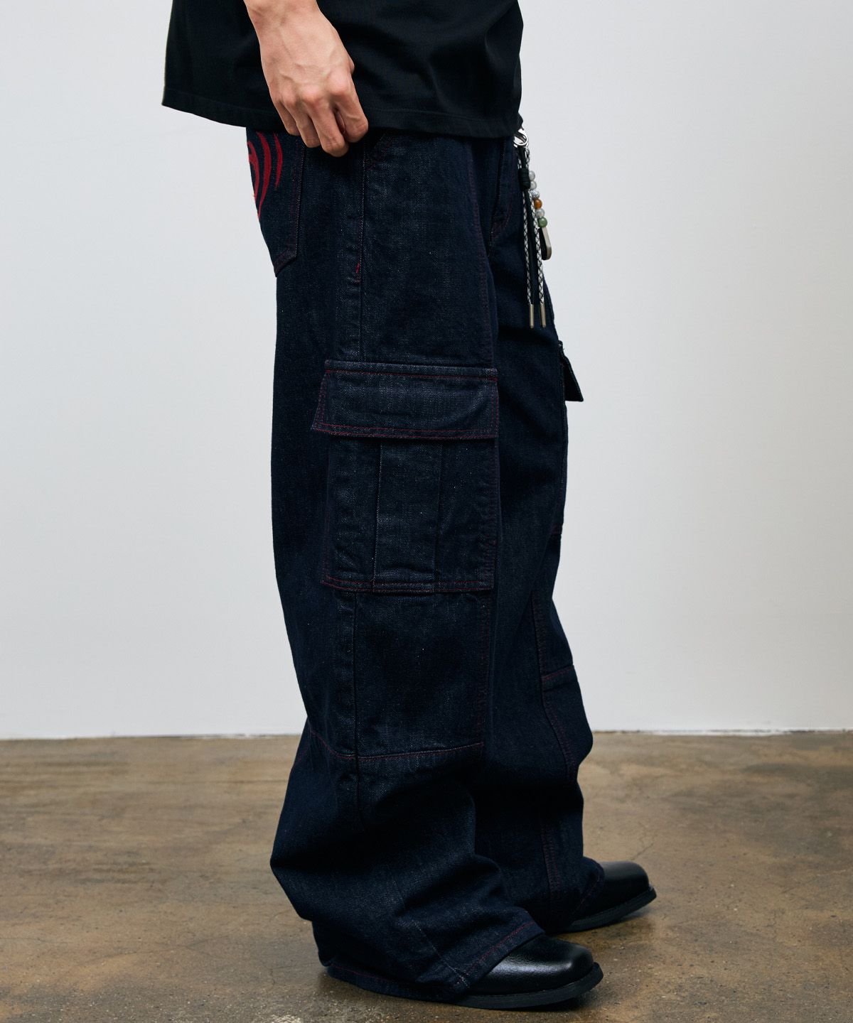 베테제(VETEZE) Red Stitch Indigo Cargo Denim Pants