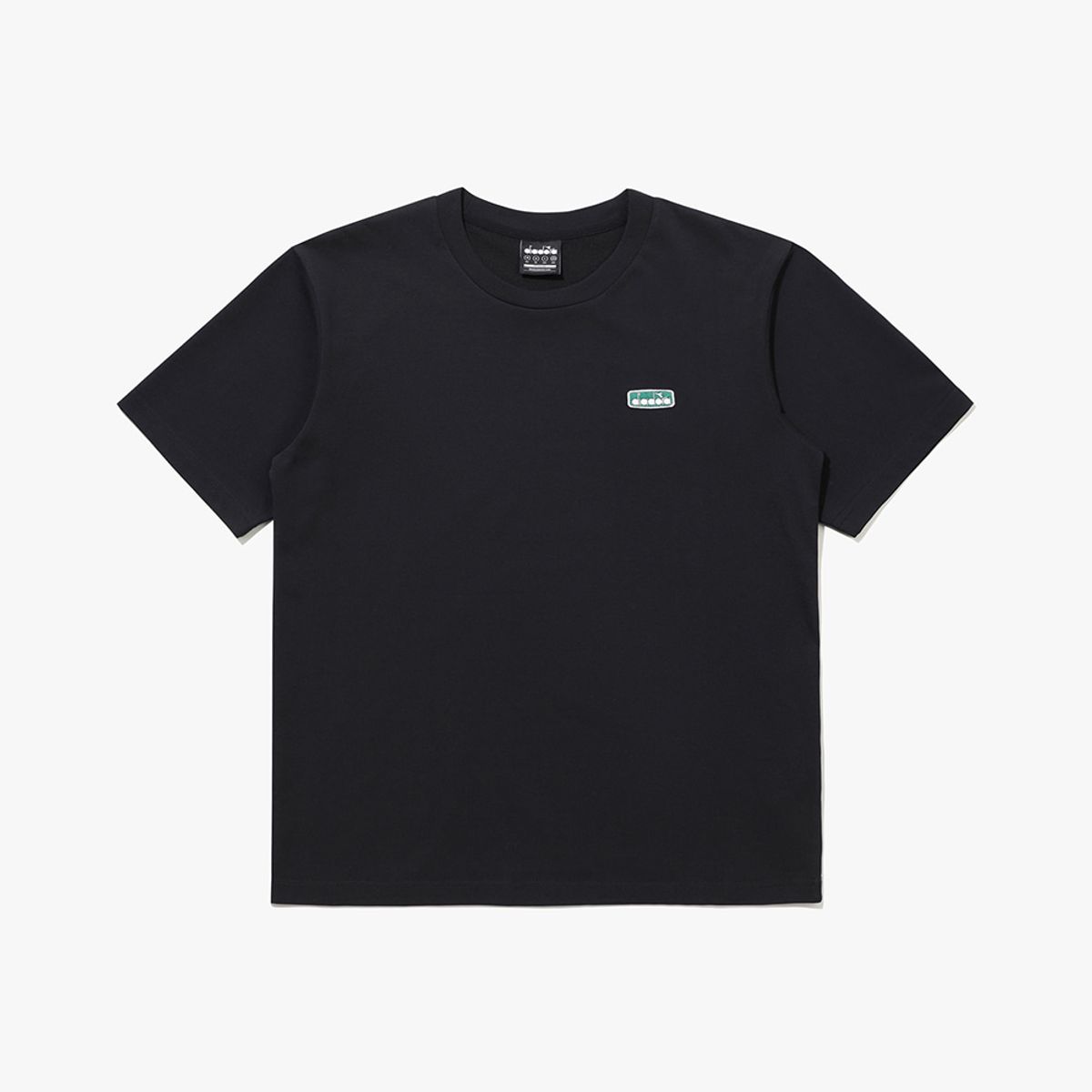 디아도라(diadora) 컴피 와펜 베이직 반팔 티셔츠 BLACK