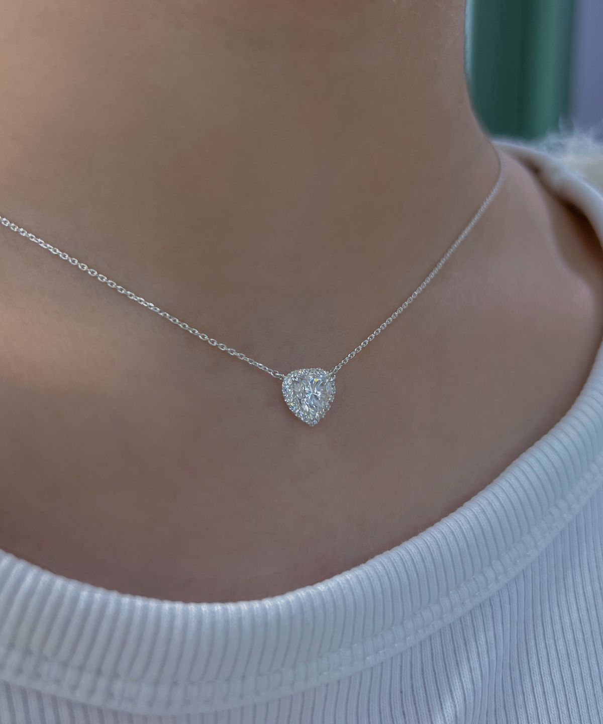 엘렌쥬얼리(HELENE JEWELRY) 925실버 1캐럿 하트 컷 모이사나이트 헤일로 목걸이