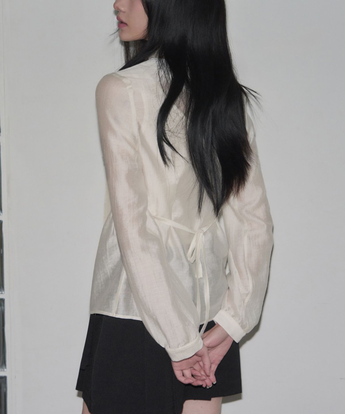 레더리(LEATHERY) 셔링 브이넥 머플러 블라우스 [CREAM]