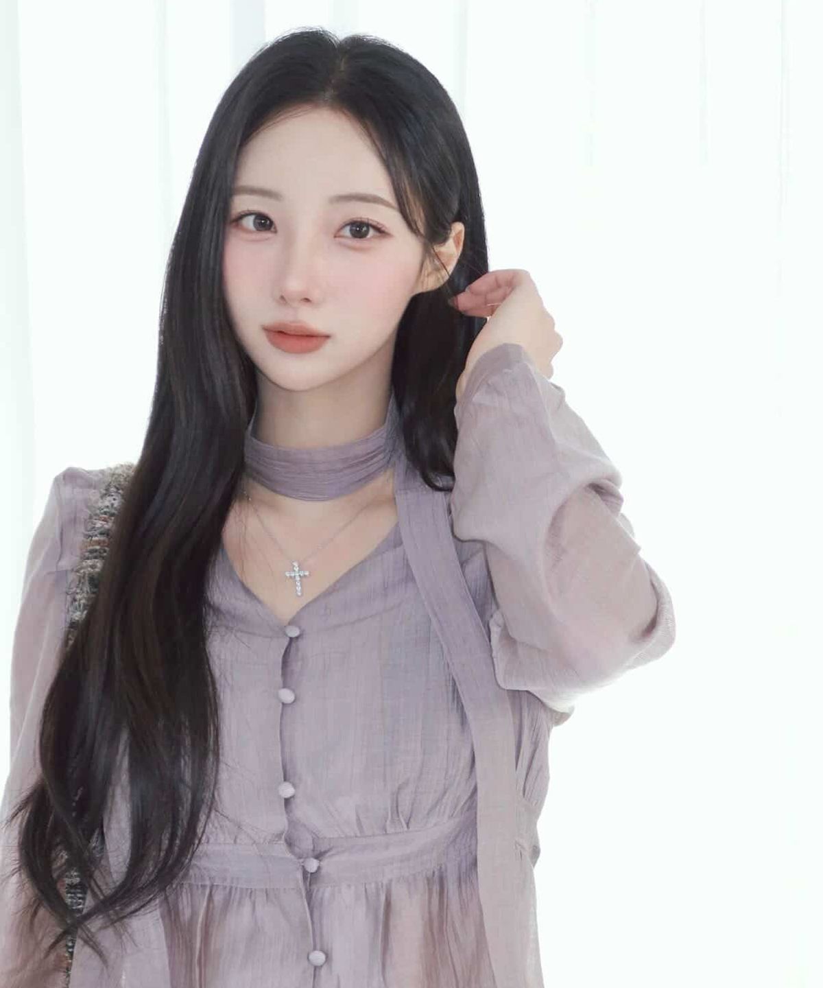 레더리(LEATHERY) 셔링 브이넥 머플러 블라우스 [PURPLE GREY]