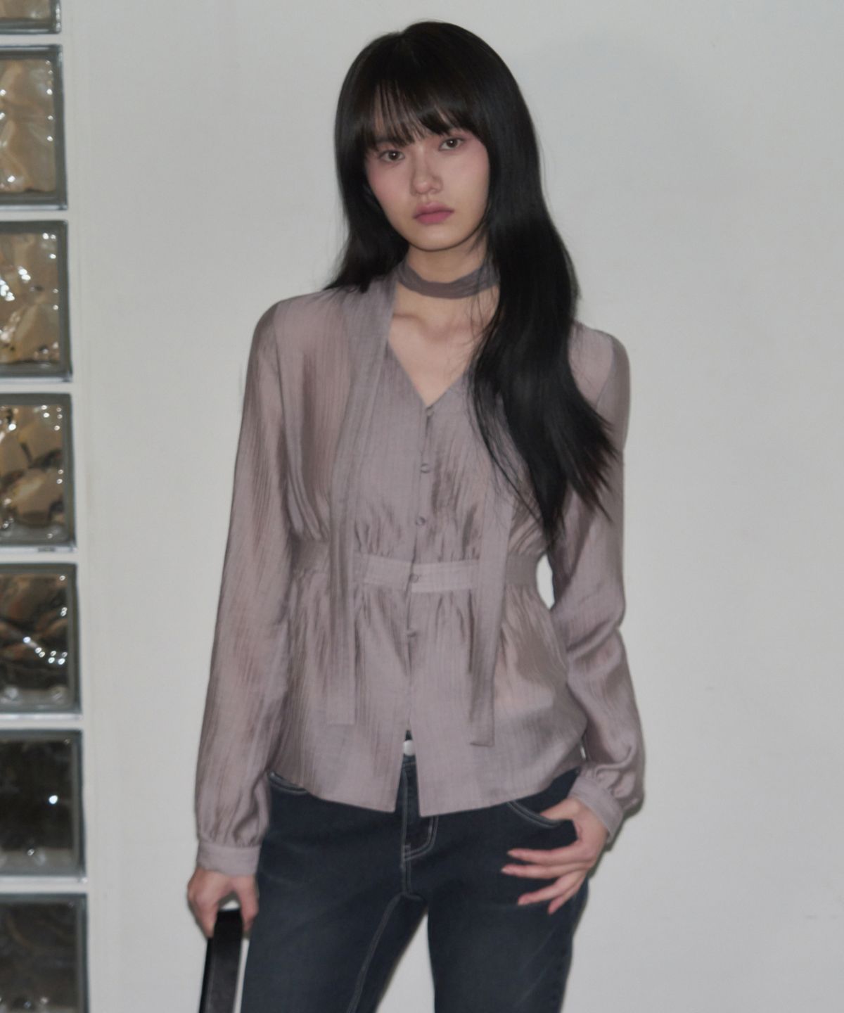 레더리(LEATHERY) 셔링 브이넥 머플러 블라우스 [PURPLE GREY]