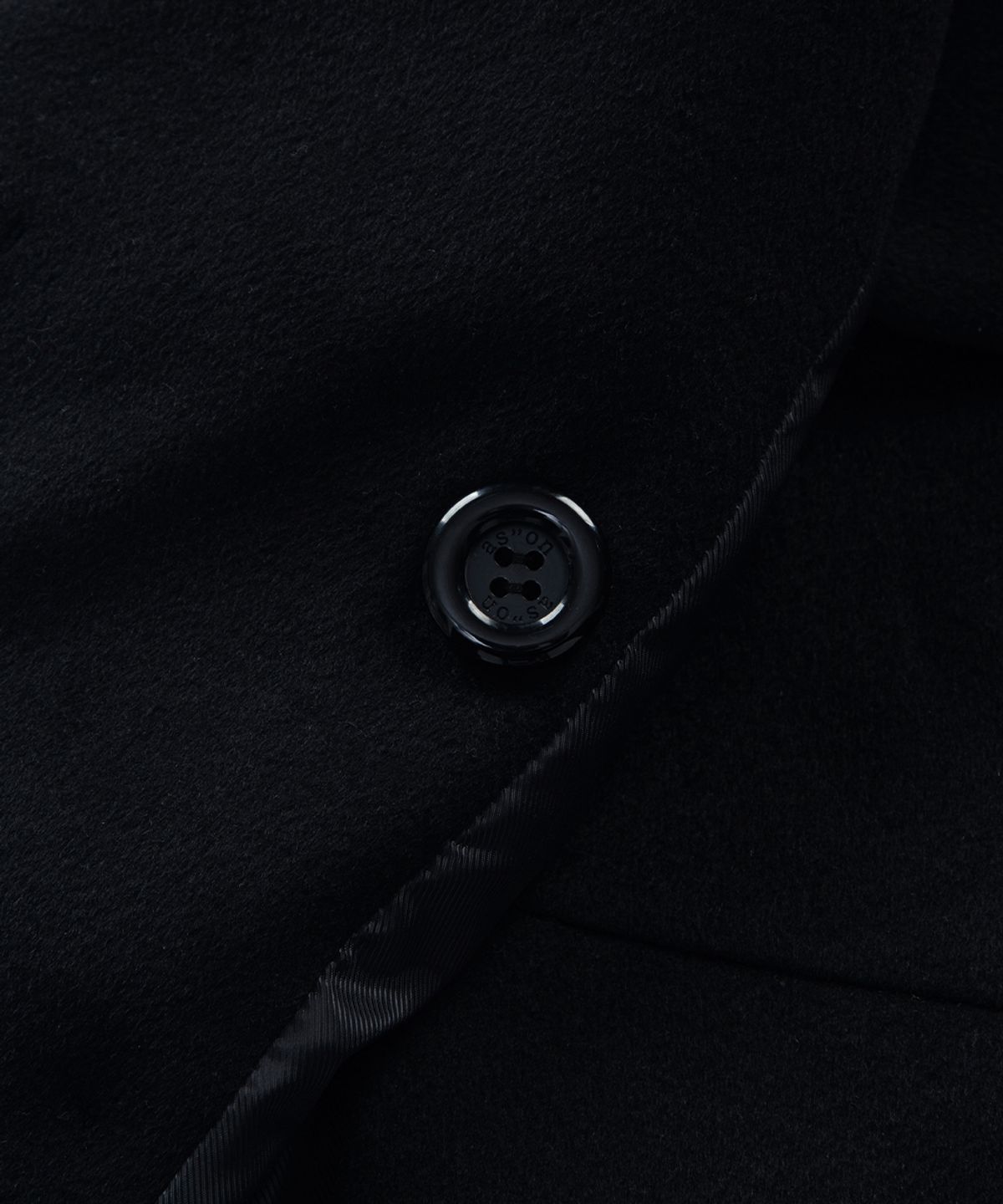 애즈온(ASON) FOY BUTTON SHORT COAT / BLACK