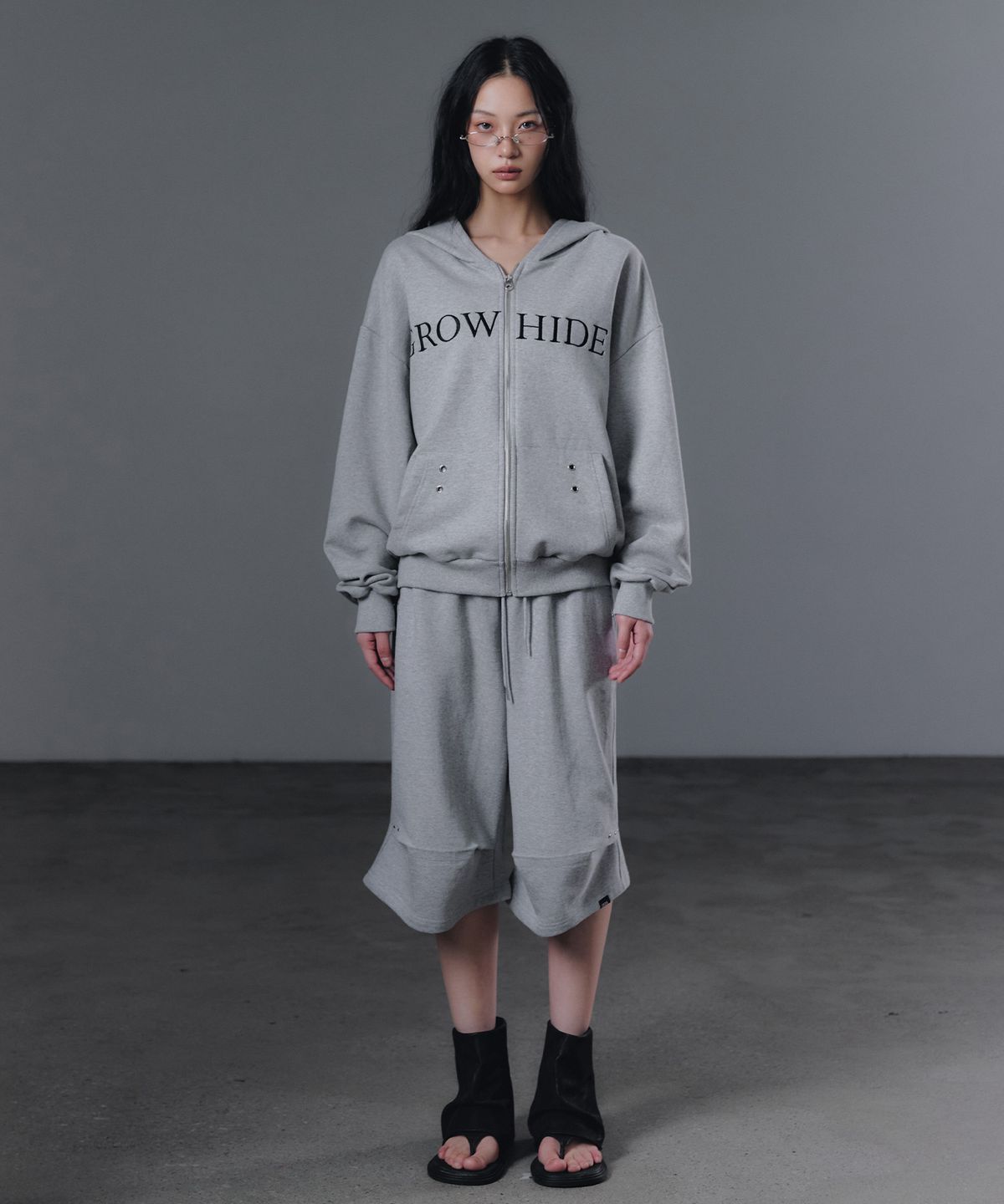 그로우하이드(GROWHIDE) 루인 스터드 핀턱 밴딩 버뮤다 팬츠