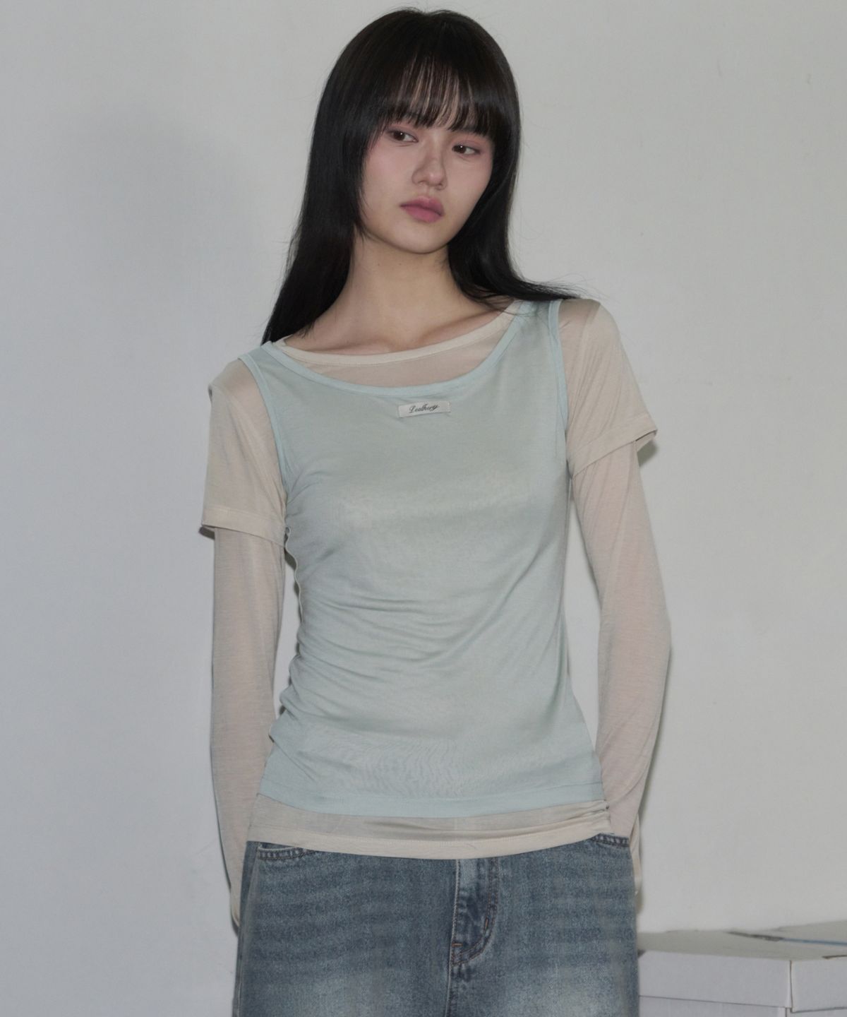레더리(LEATHERY) 투톤 슬리브리스 레이어드 롱슬리브 [CHARCOAL]