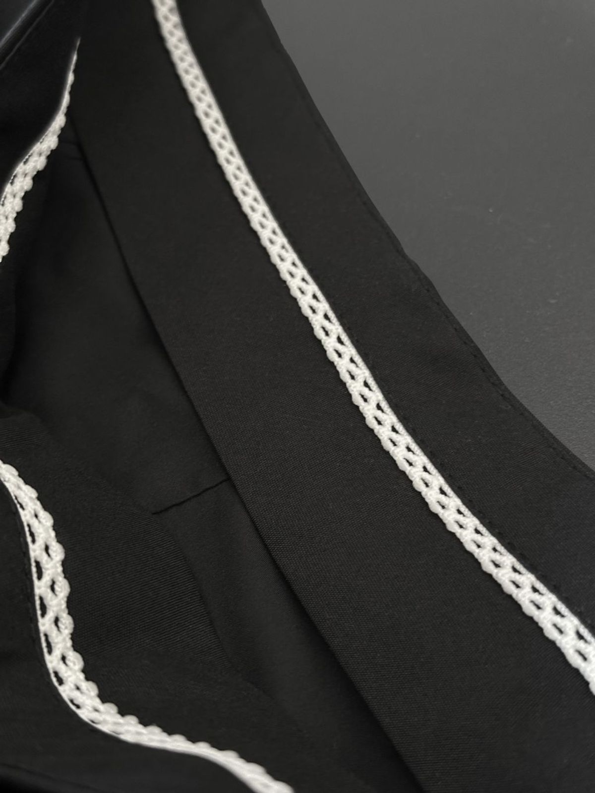 엘시 아일랜드(ELCY ISLAND) Grace Organza-Trim Wool Shorts (BLACK)