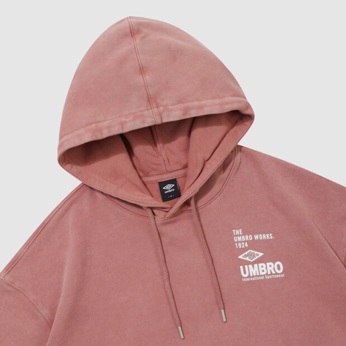 엄브로(UMBRO) HBL 엄그레이 빈티지 아플리케 후드 티셔츠 핑크 UR121CHD21