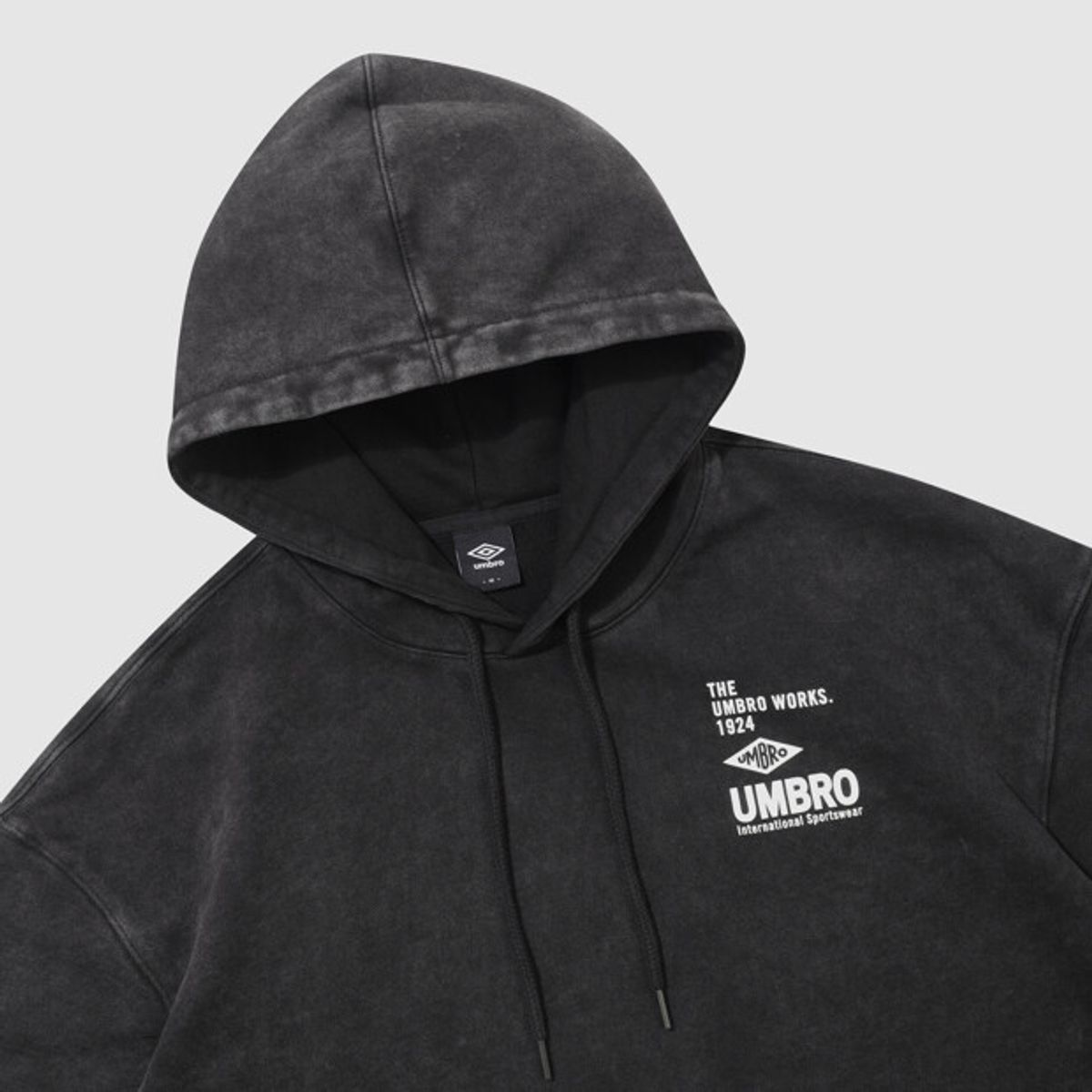 엄브로(UMBRO) HBL 엄그레이 빈티지 아플리케 후드 티셔츠 차콜 UR121CHD21