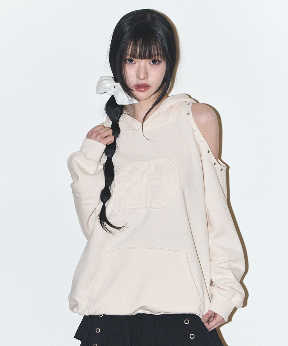 일리고(ILLIGO) 129 컷아웃 오버핏 후드티 크림