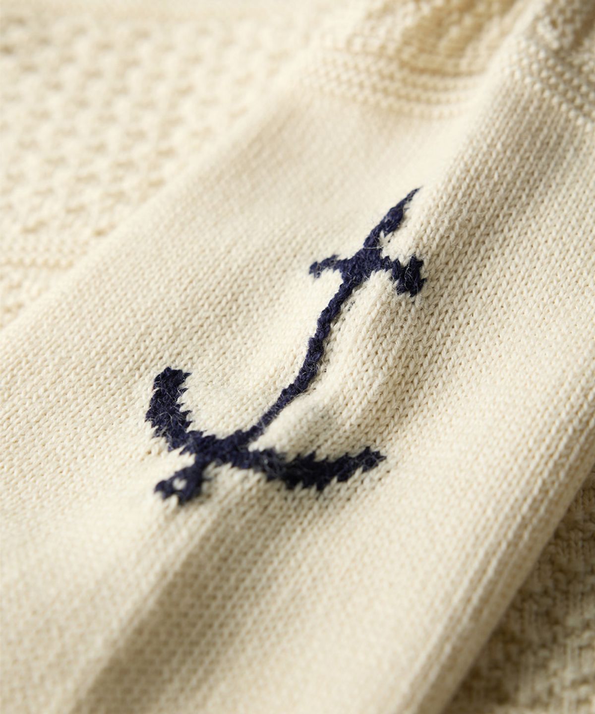 건지 울른스(Guernsey Woollens) 아란 하프 버튼 스웨터 - 아란