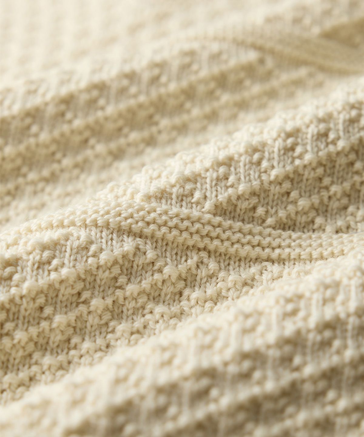 건지 울른스(Guernsey Woollens) 아란 하프 버튼 스웨터 - 아란