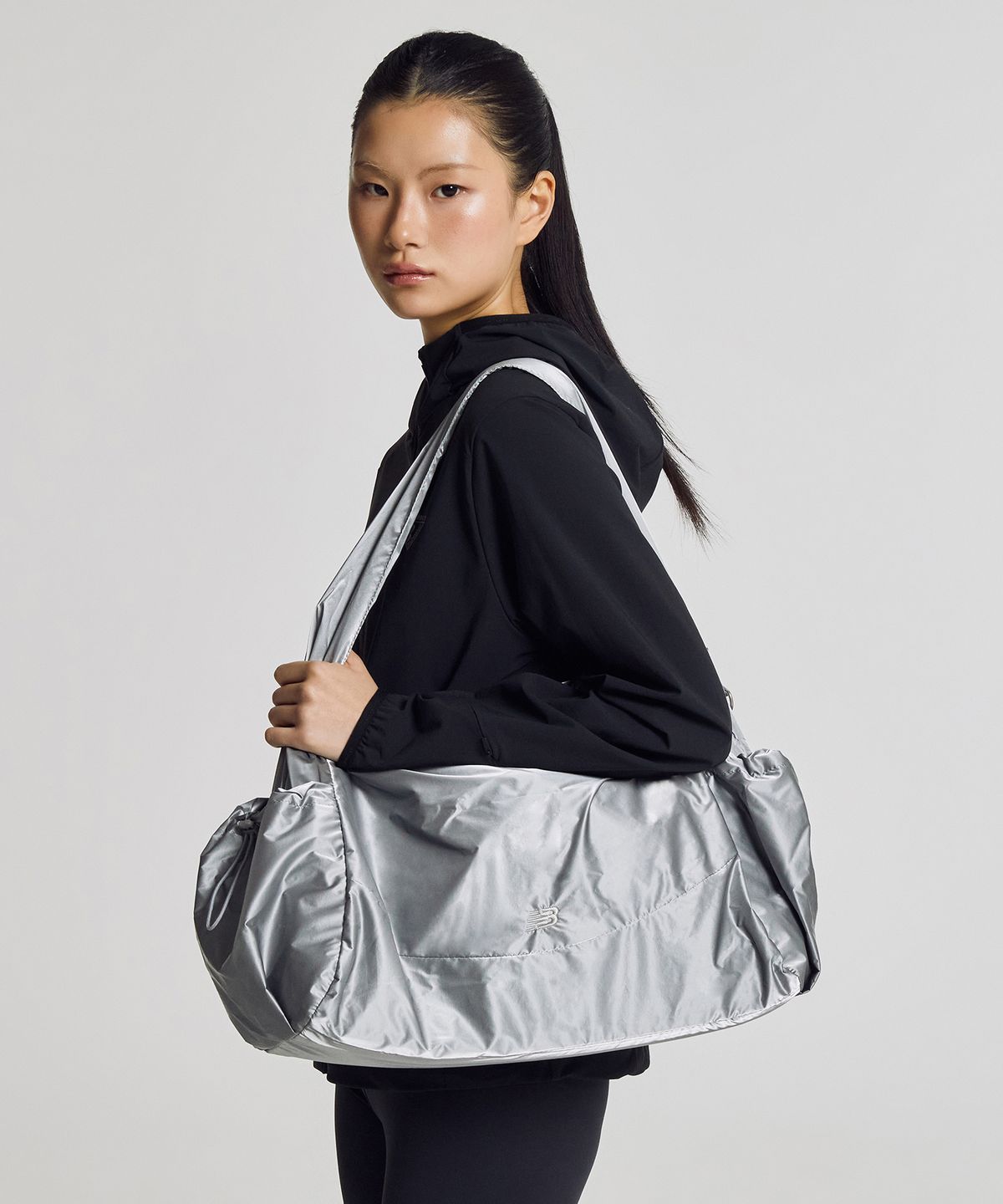뉴발란스(NEW BALANCE) NBGCGSW107 / 글로시 빅 숄더토트백 (SILVER)