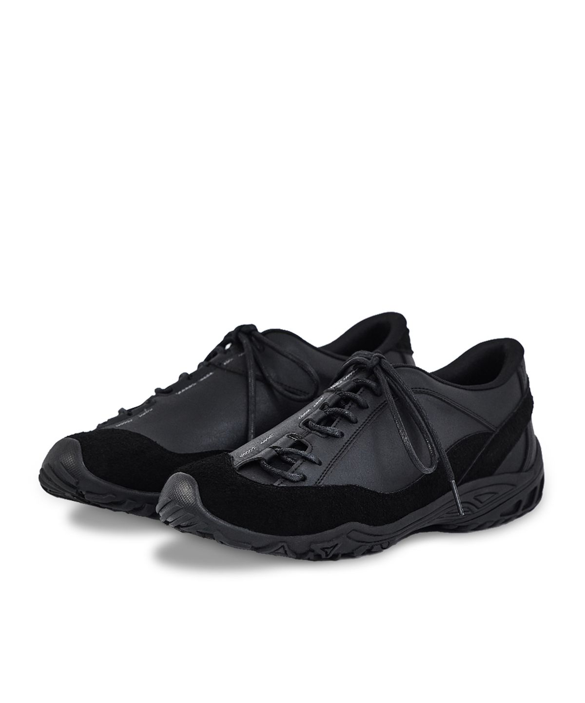네거티브쓰리(NEGATIVE THREE) Curved Lace No.2 Sneakers_Black