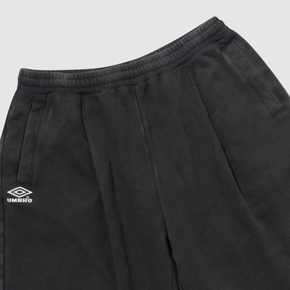 엄브로(UMBRO) HBL 엄그레이 빈티지 6부 버뮤다 스웨트 반바지 차콜 UR121CHP22