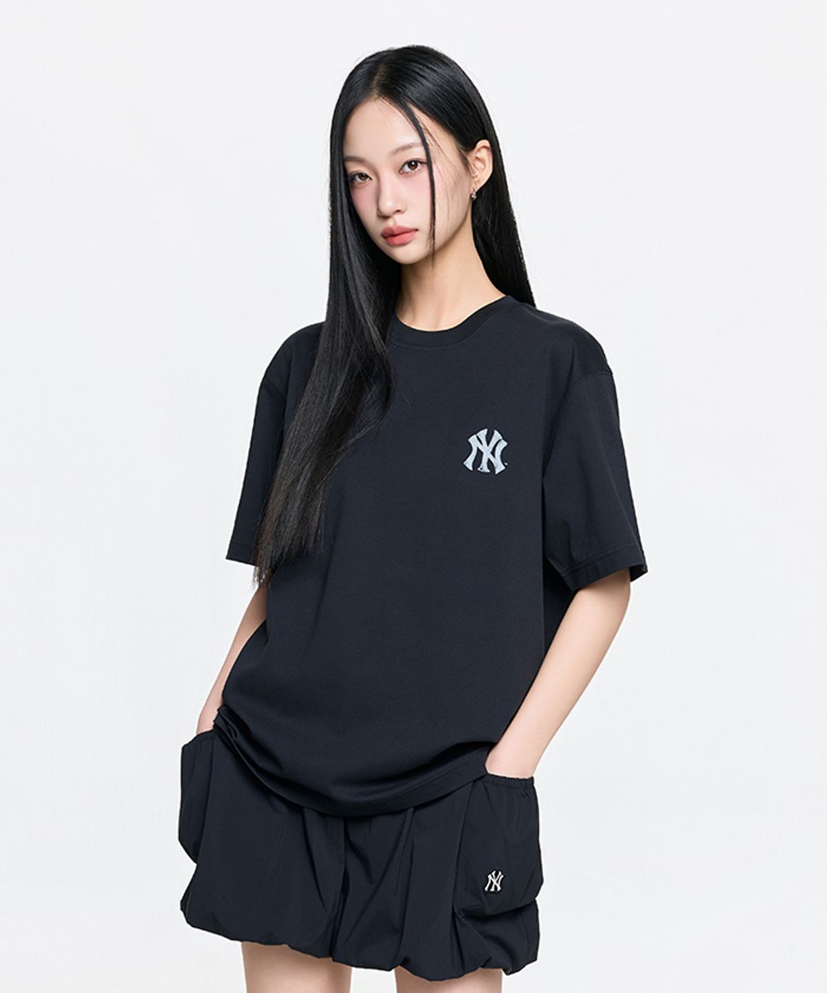 엠엘비(MLB) 베이직 심플 스트릿 로고 오버핏 반팔 티셔츠 NY (Black)