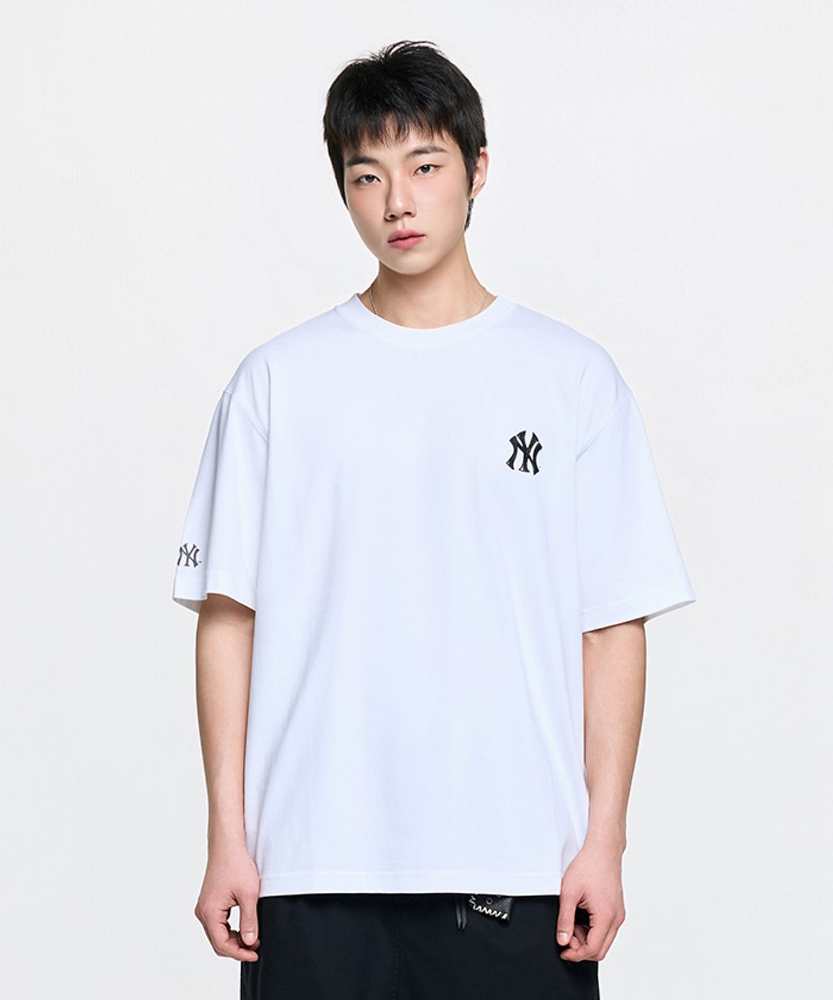 엠엘비(MLB) 베이직 심플 스트릿 로고 오버핏 반팔 티셔츠 NY (White)