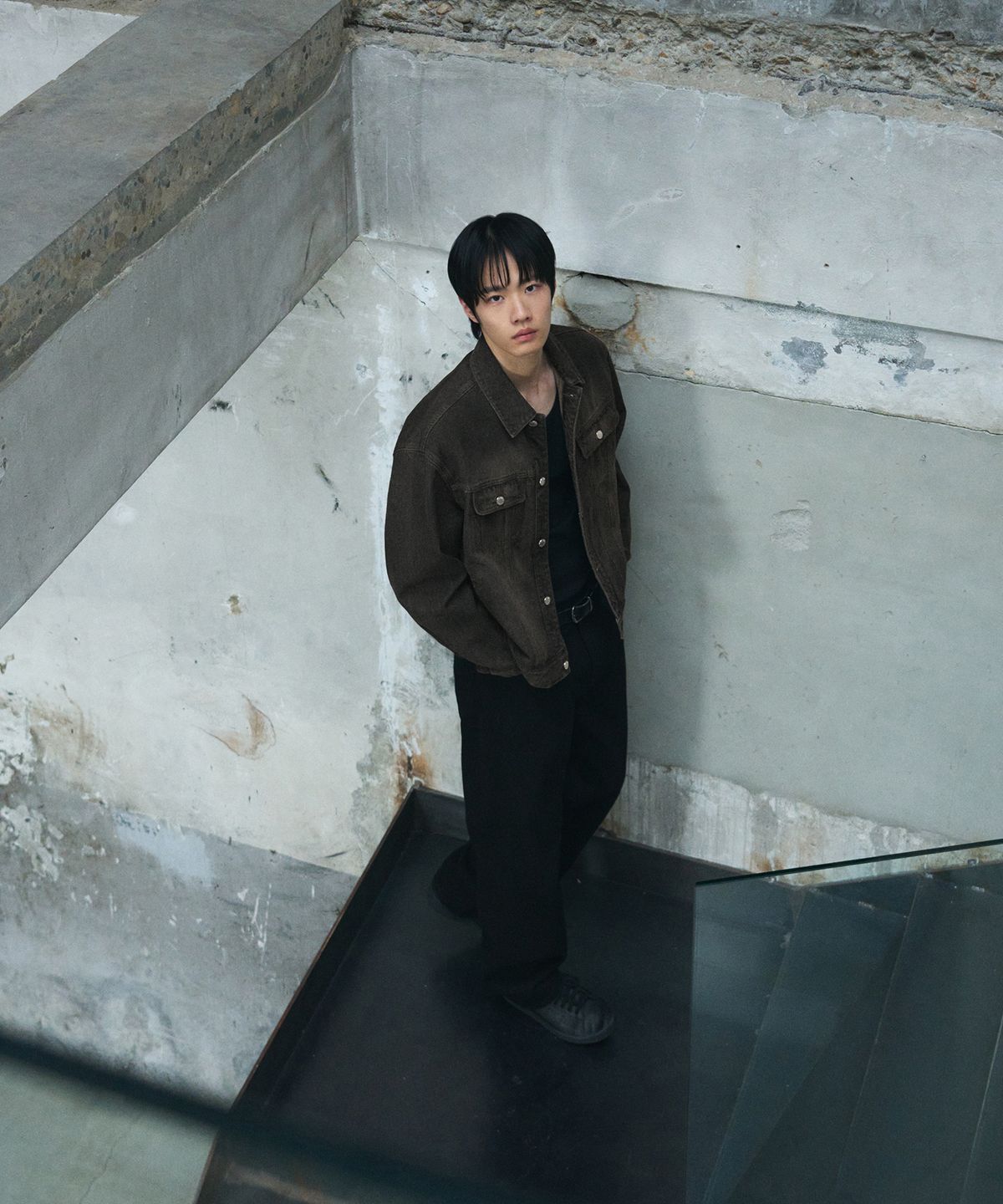 드로우핏(DRAW FIT) 로우 스모크 데님 트러커 자켓 [BLACK]