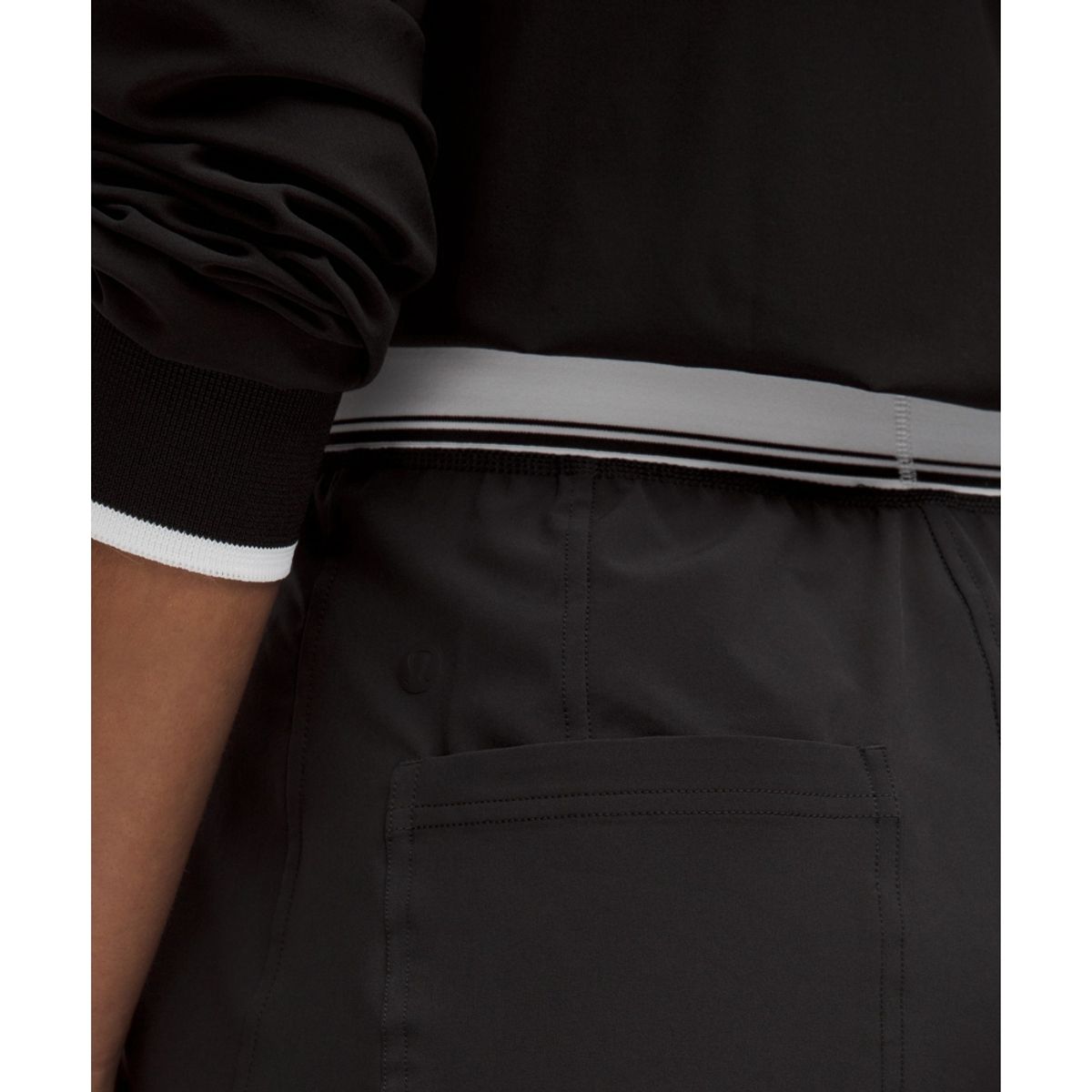 룰루레몬(LULULEMON) 스위프트 릴랙스드 쇼츠 9inch *로고 웨이스트밴드  BLK WHT