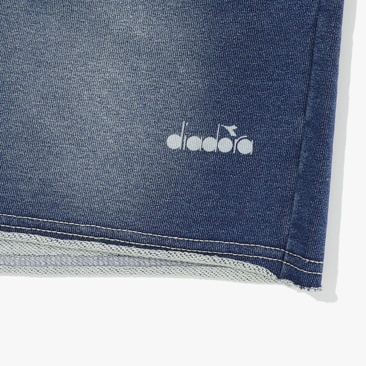 디아도라(diadora) 이큅 워싱 데님 3.5부 스웻 쇼츠 우먼 DENIM