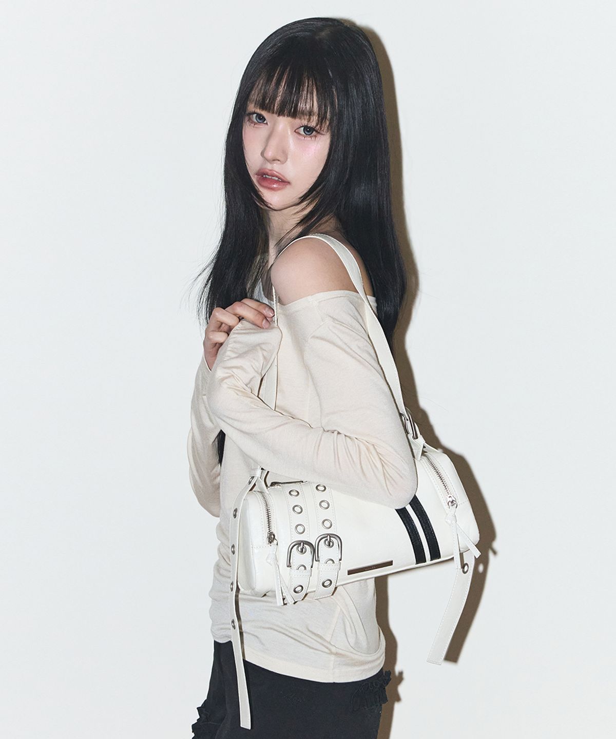 일리고(ILLIGO) 라인 버클 실린더 백 화이트
