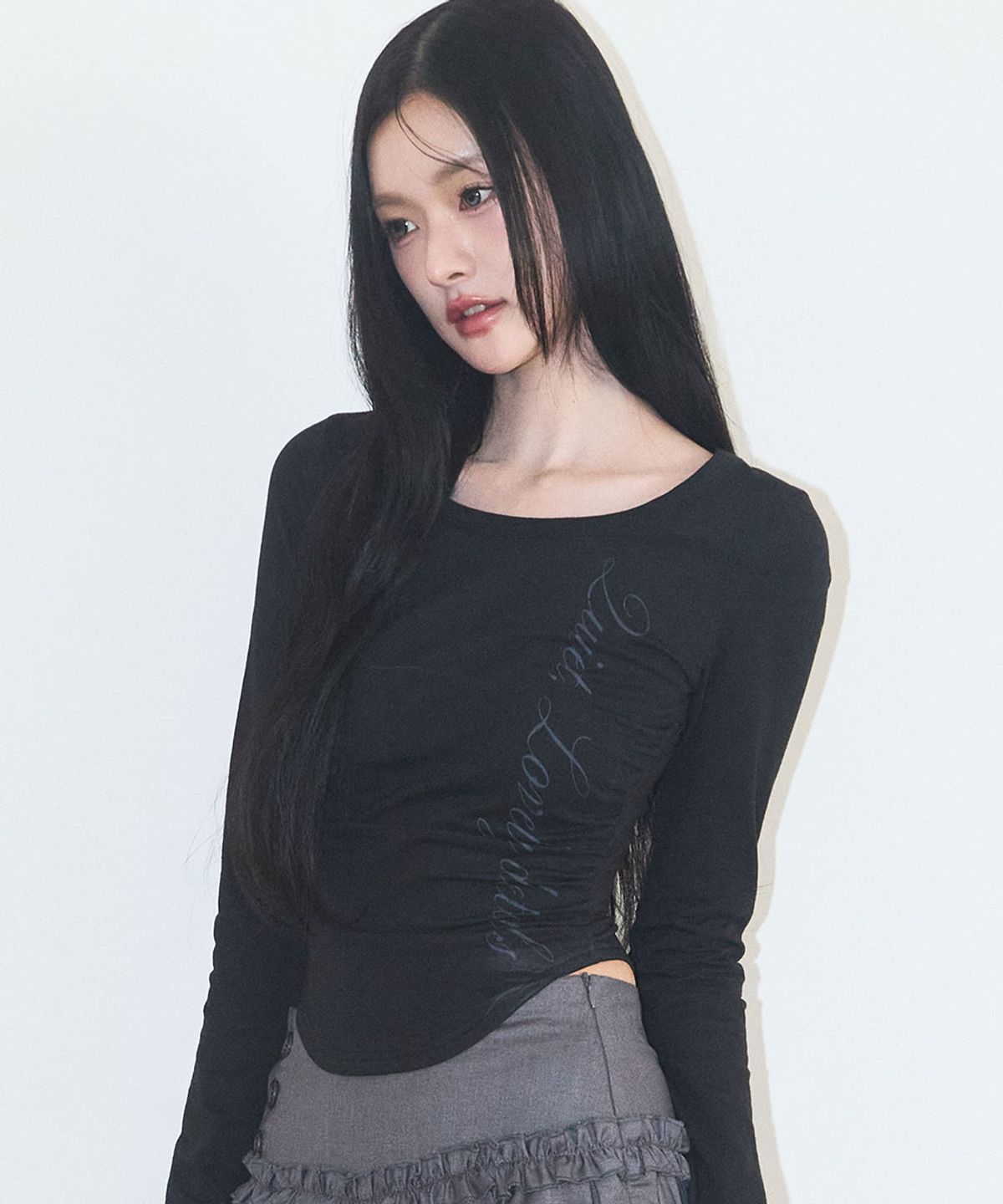 일리고(ILLIGO) 레터링 슬림 셔링 롱슬리브 블랙