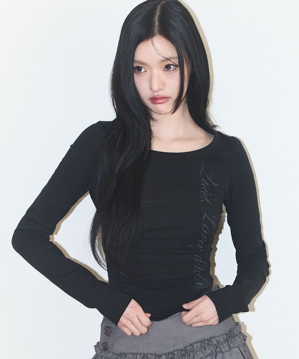 일리고(ILLIGO) 레터링 슬림 셔링 롱슬리브 블랙