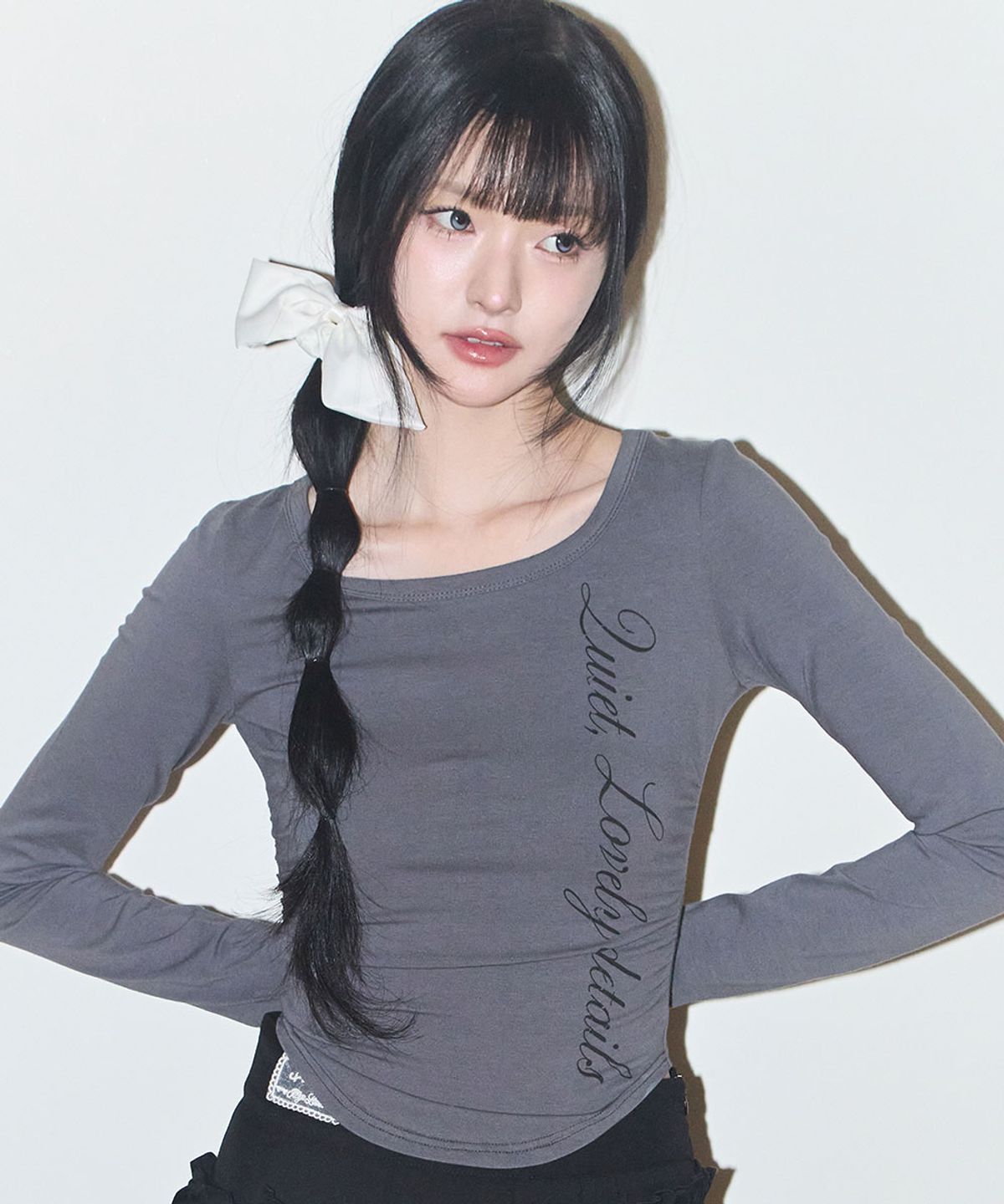 일리고(ILLIGO) 레터링 슬림 셔링 롱슬리브 차콜