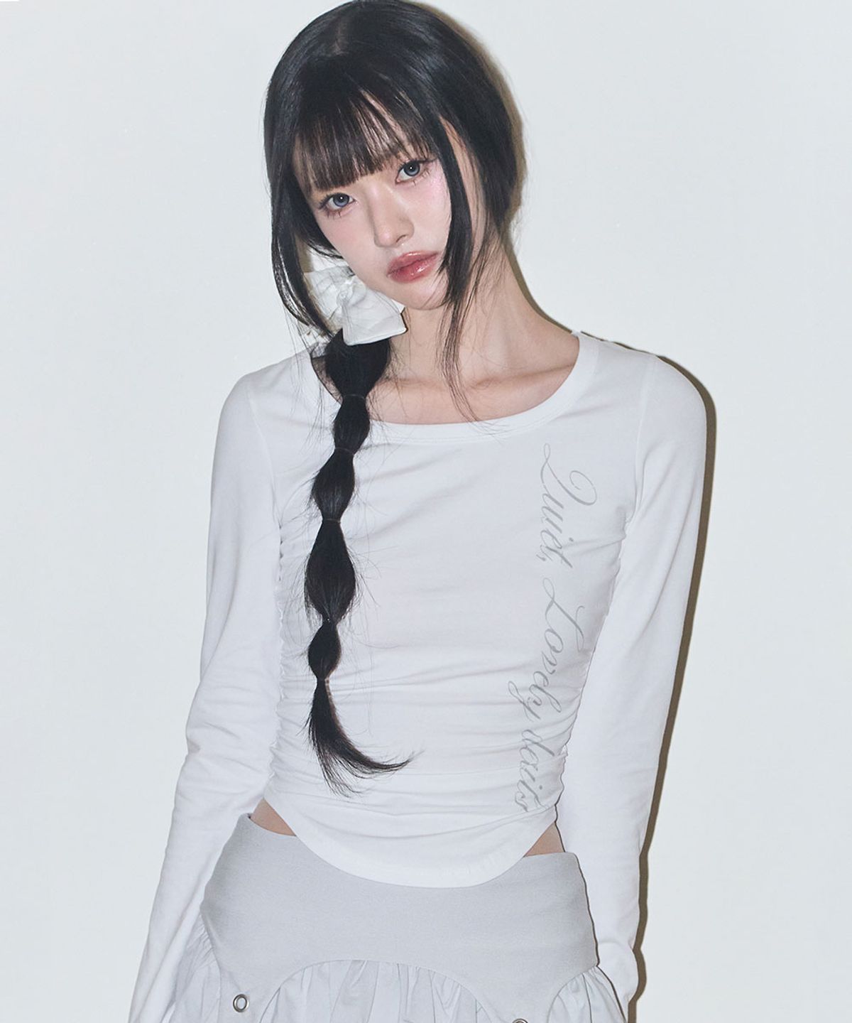 일리고(ILLIGO) 레터링 슬림 셔링 롱슬리브 화이트