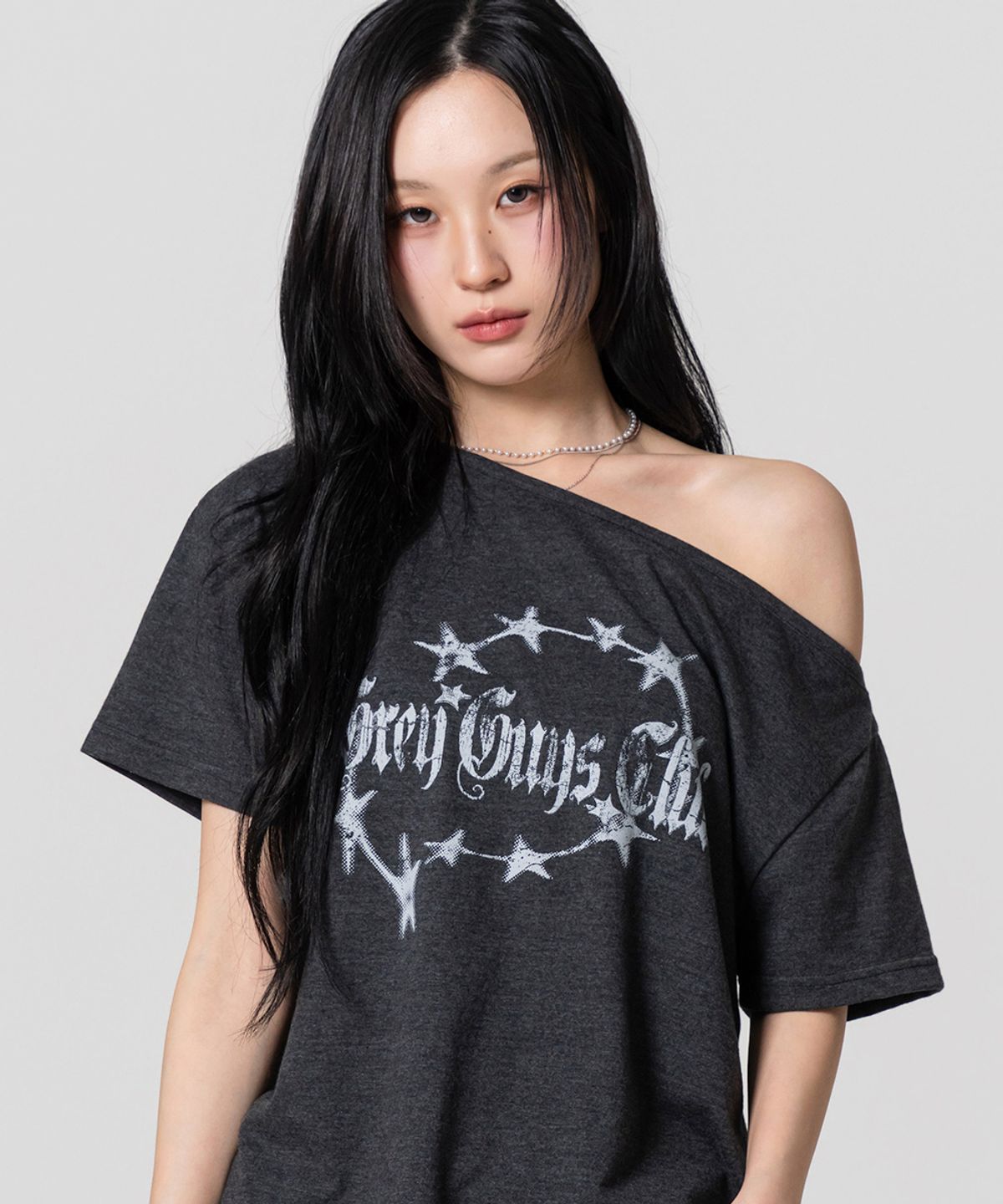 그레이가이즈클럽(GREYGUYSCLUB) 스타 체인 원 숄더 티셔츠 챠콜