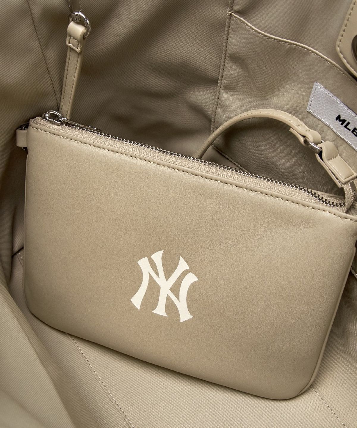 엠엘비(MLB) 다이아 모노그램 자카드 토트백 NY (D.Cream)